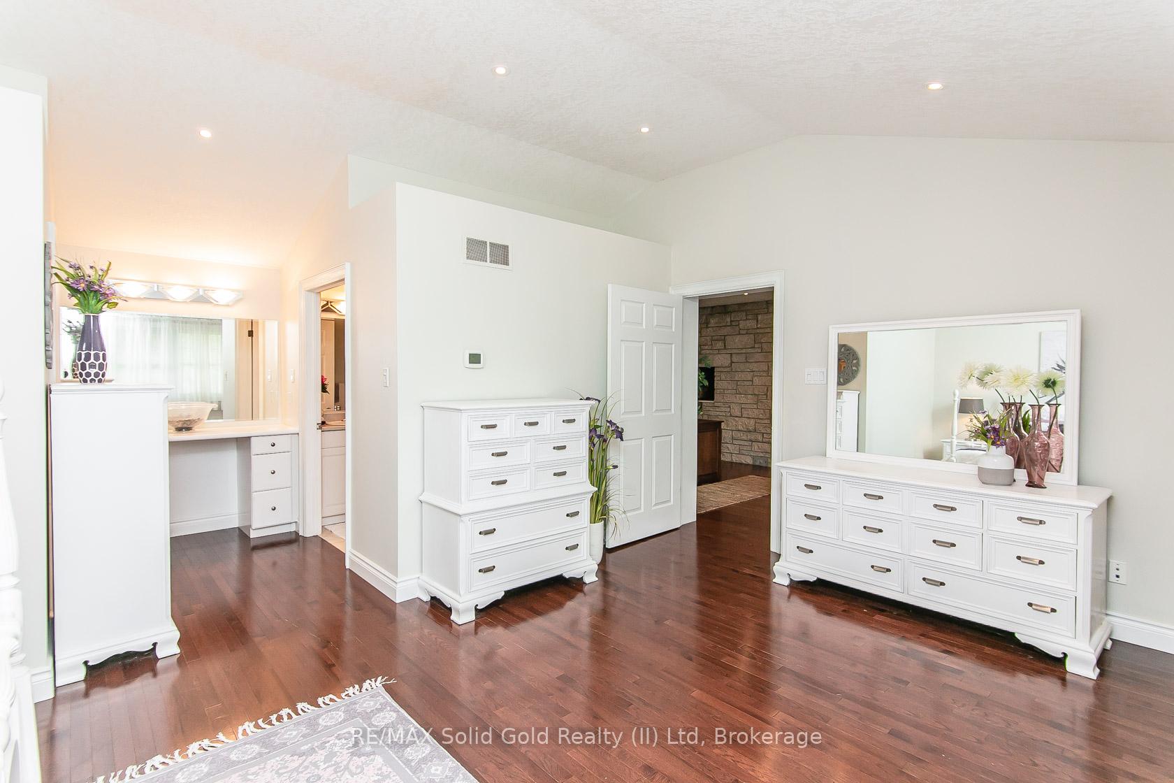 Photo 20 of 358 Green Acres Drive, Waterloo — HOMEH