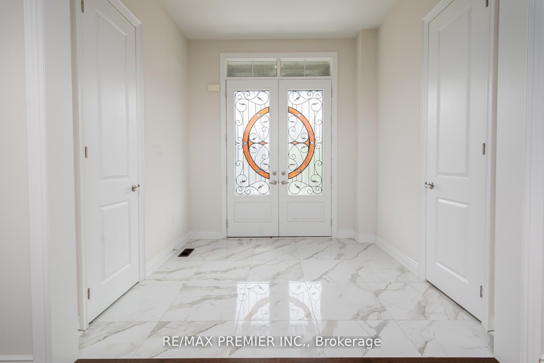 Photo 3 of 115 Rotondo Crescent, Vaughan, Kleinburg — HOMEH