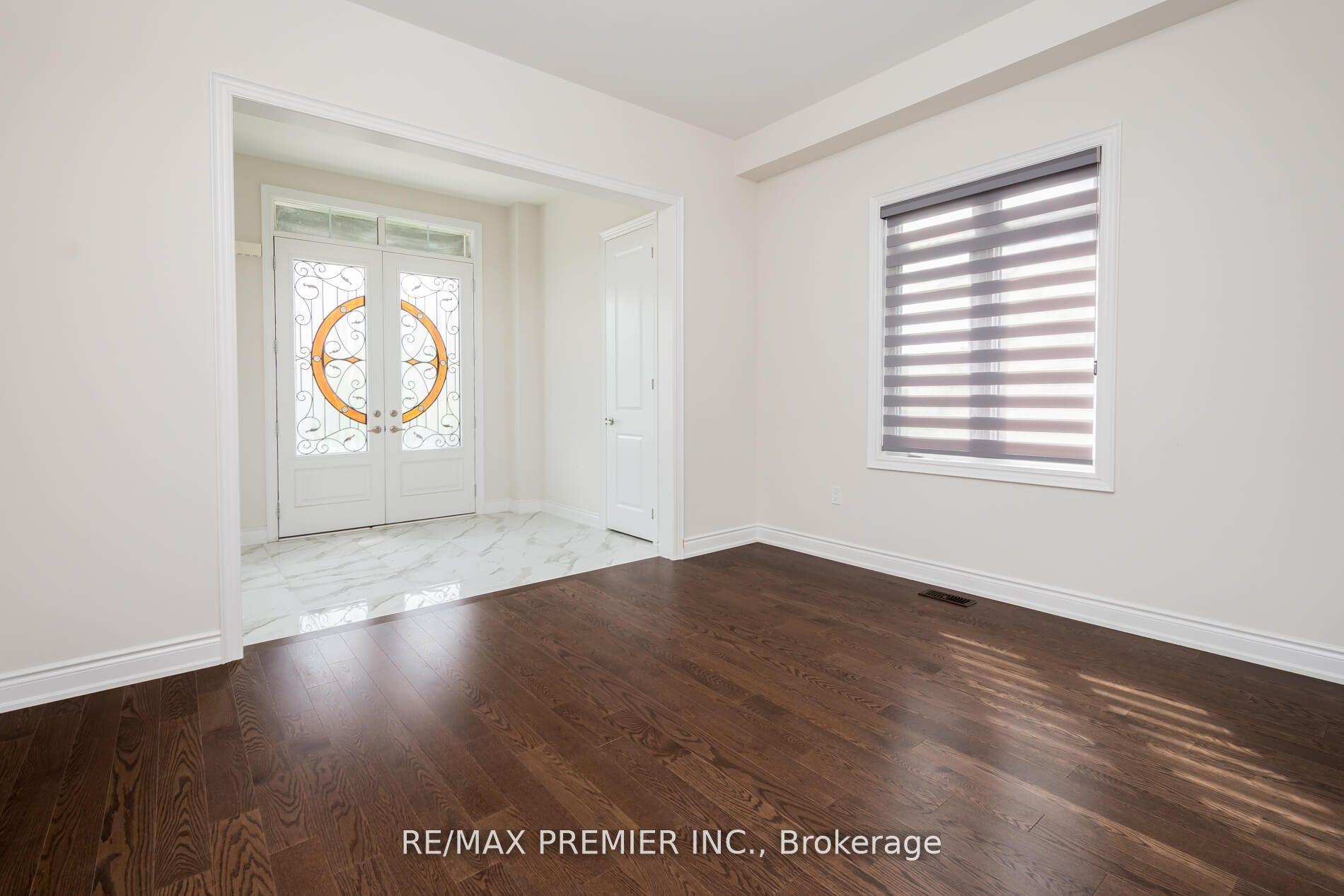 Photo 4 of 115 Rotondo Crescent, Vaughan, Kleinburg — HOMEH