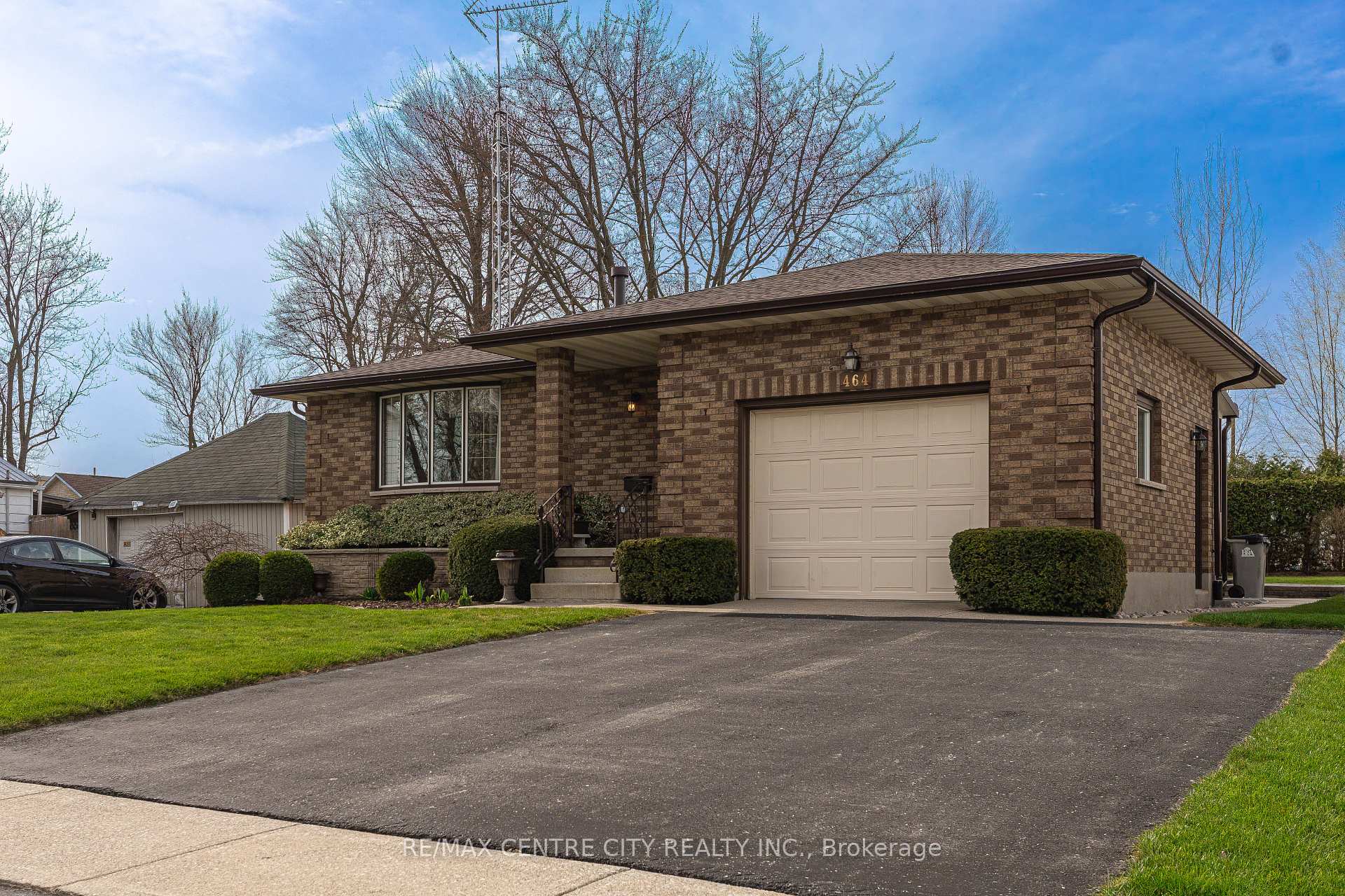 Photo 3 of 464 Huron Street, Warwick, Watford — HOMEH