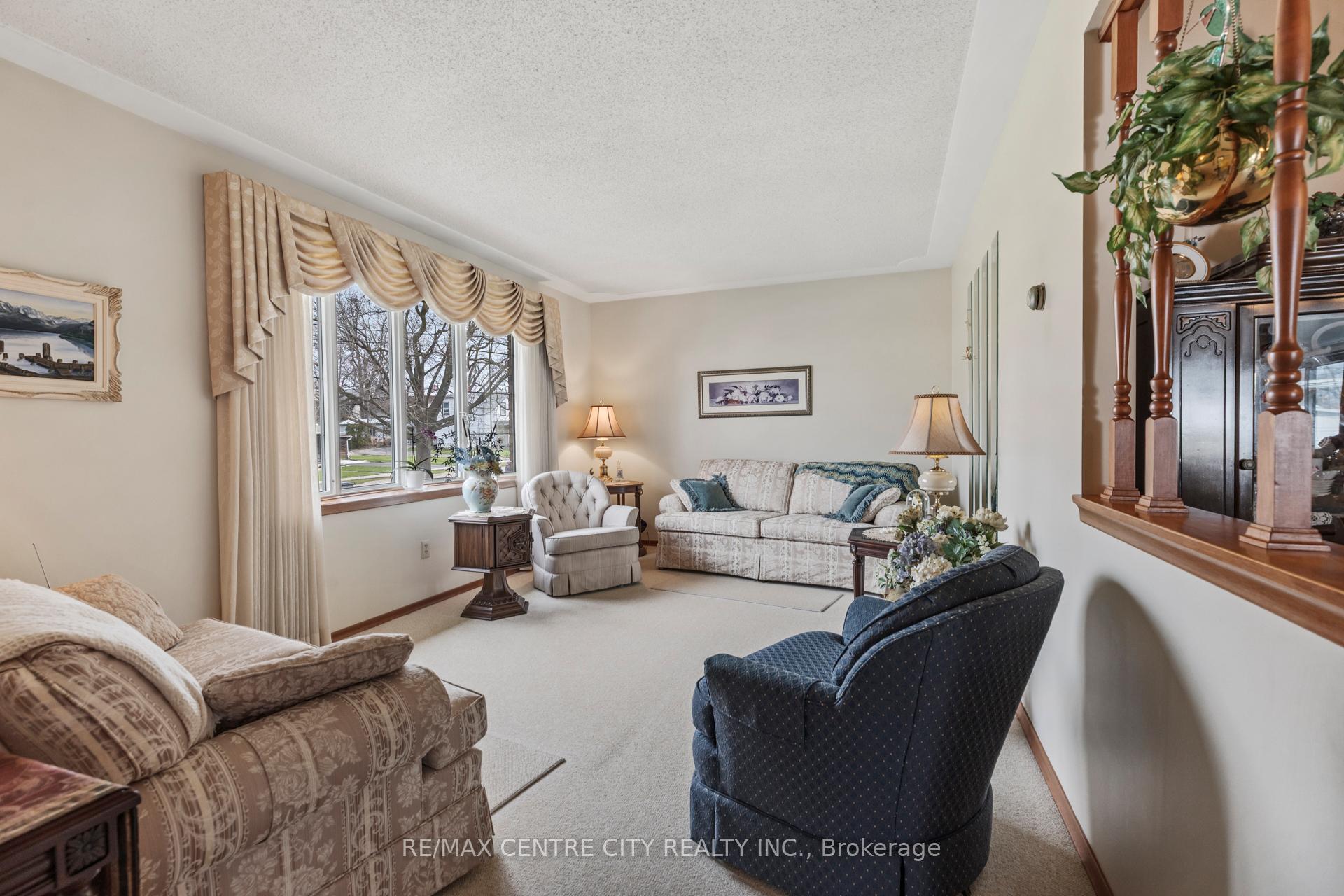 Photo 5 of 464 Huron Street, Warwick, Watford — HOMEH