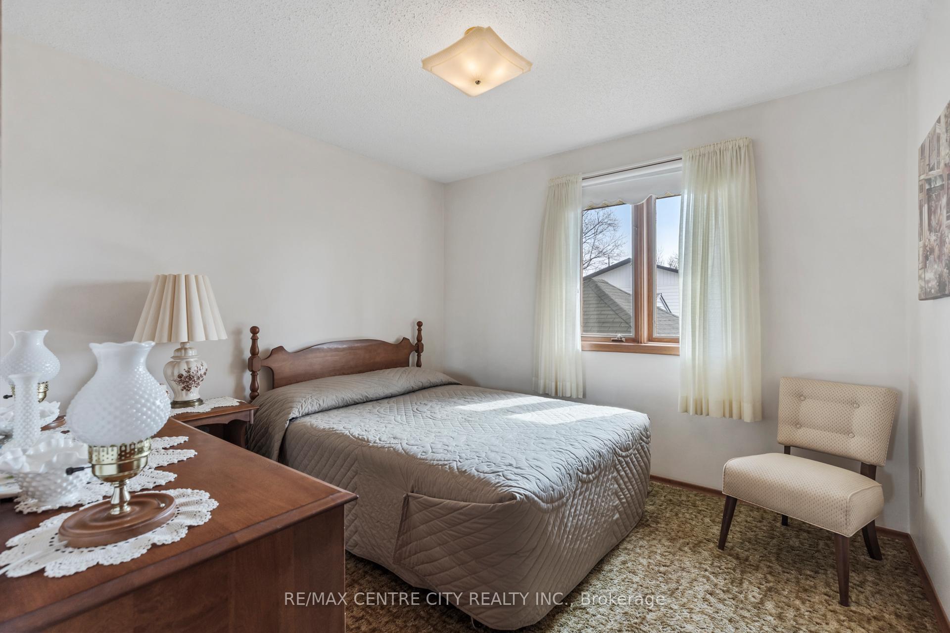 Photo 10 of 464 Huron Street, Warwick, Watford — HOMEH