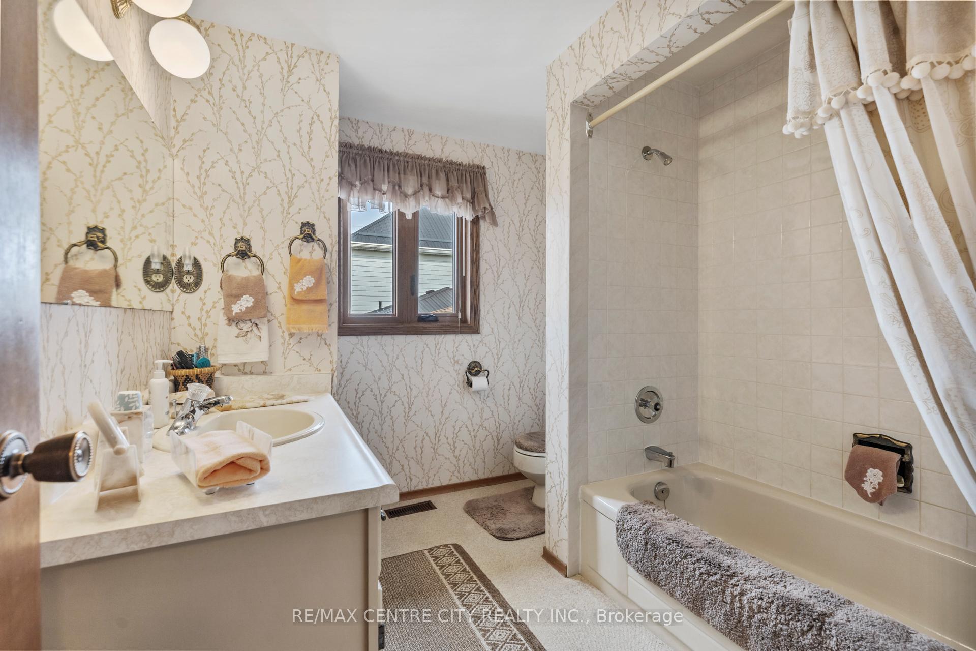 Photo 11 of 464 Huron Street, Warwick, Watford — HOMEH