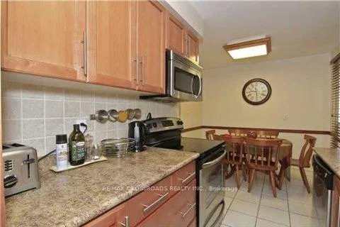 Photo 6 of 110 Whitney Place, Vaughan, Lakeview Estates — HOMEH