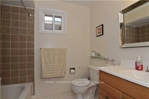 Photo 7 of 110 Whitney Place, Vaughan, Lakeview Estates — HOMEH