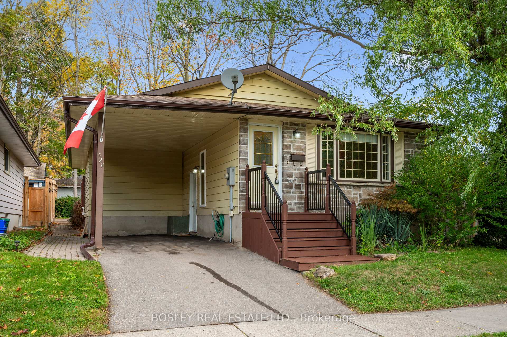 Photo 3 of 528 Fallingbrook Drive, Waterloo — HOMEH