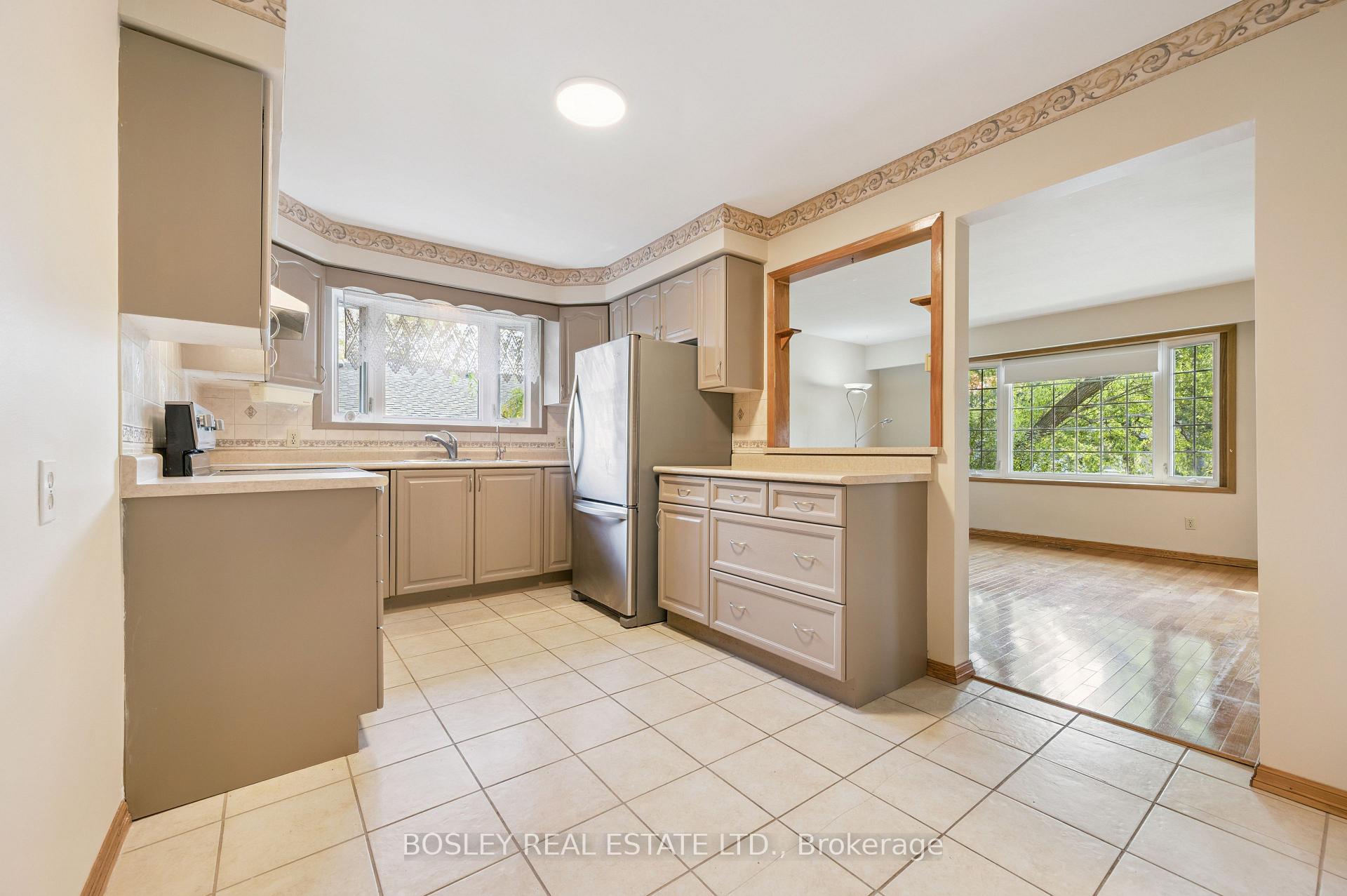 Photo 11 of 528 Fallingbrook Drive, Waterloo — HOMEH
