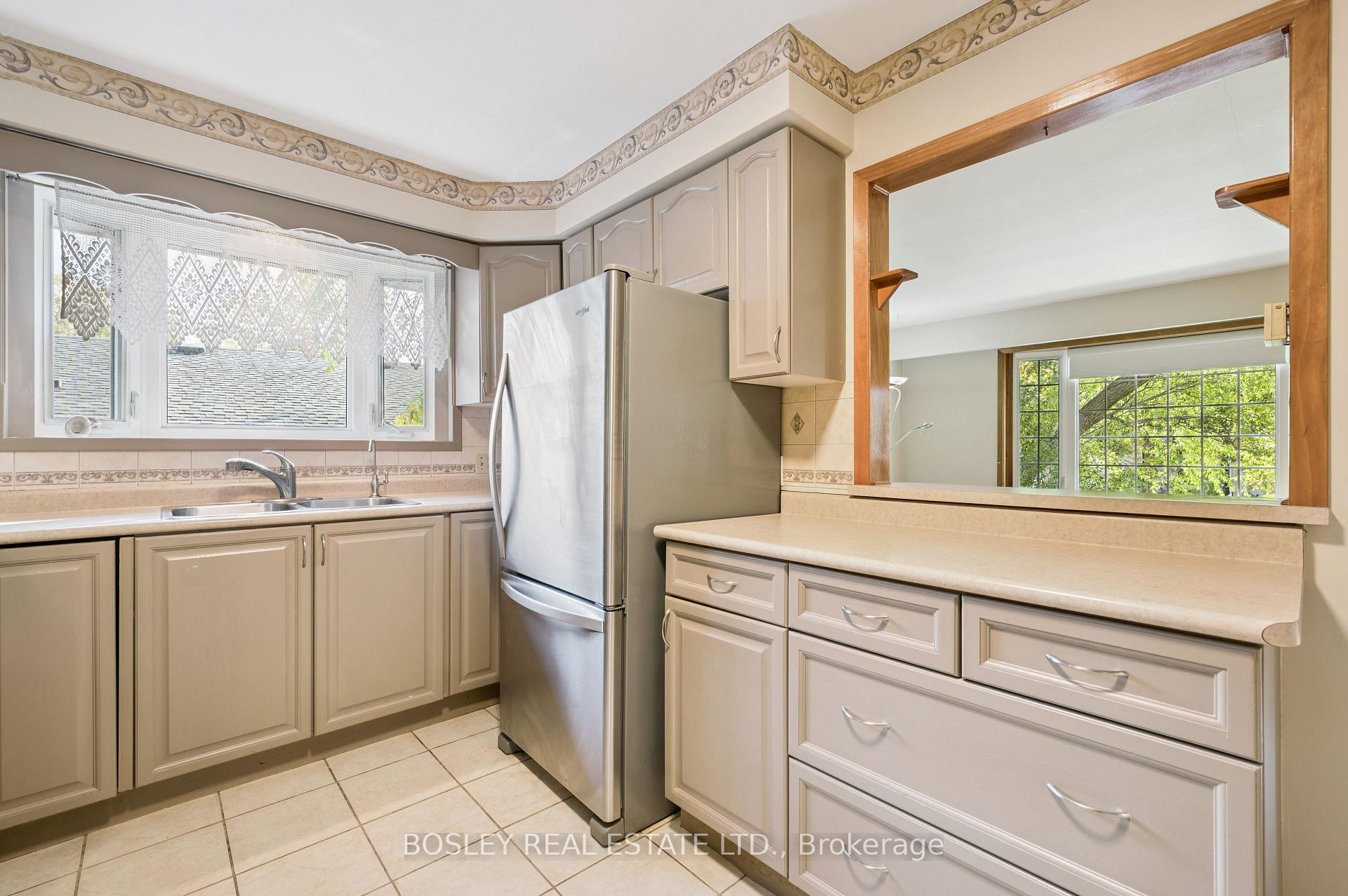 Photo 12 of 528 Fallingbrook Drive, Waterloo — HOMEH