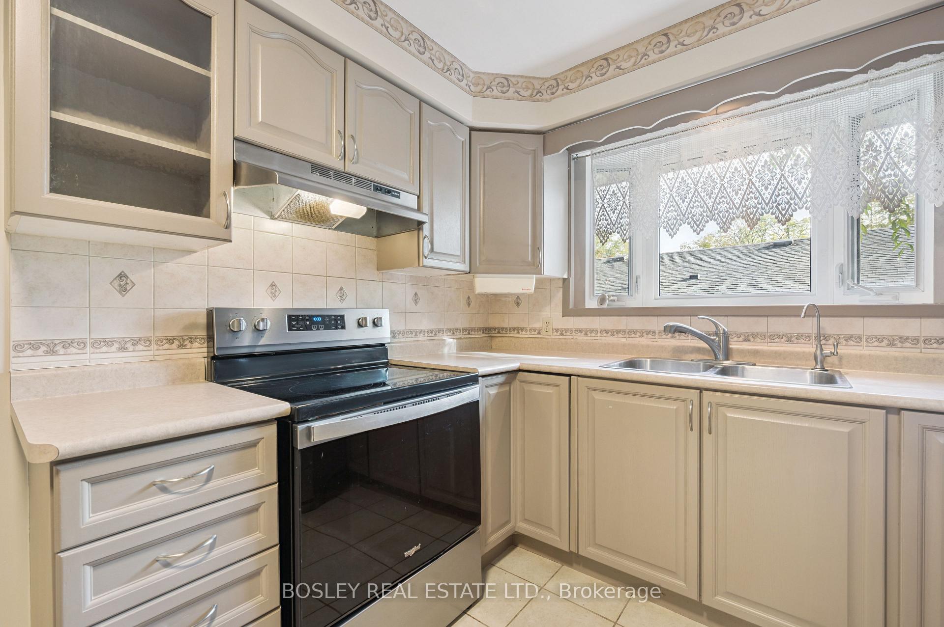 Photo 13 of 528 Fallingbrook Drive, Waterloo — HOMEH