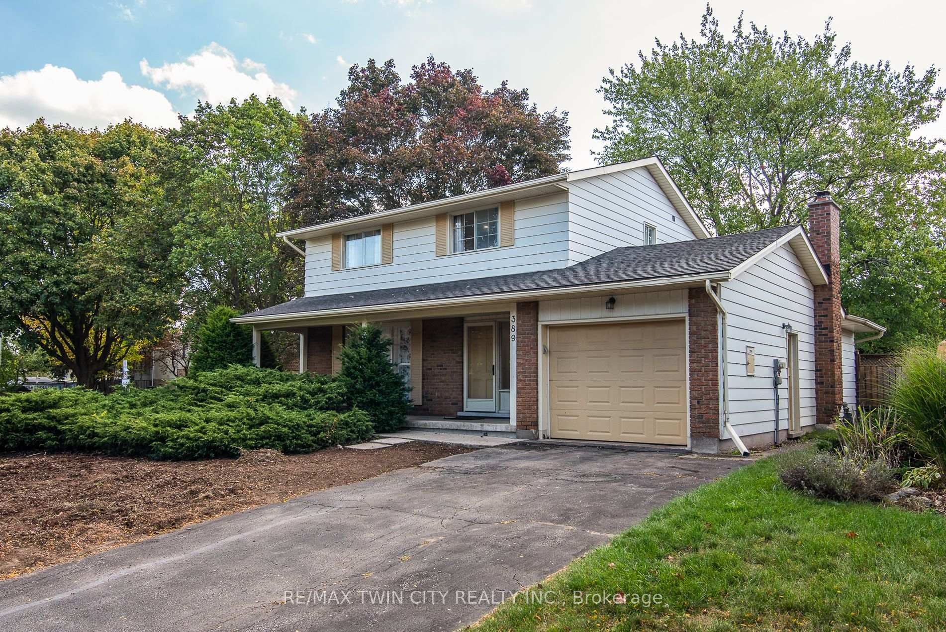 Photo 3 of 389 Dunvegan Drive, Waterloo — HOMEH