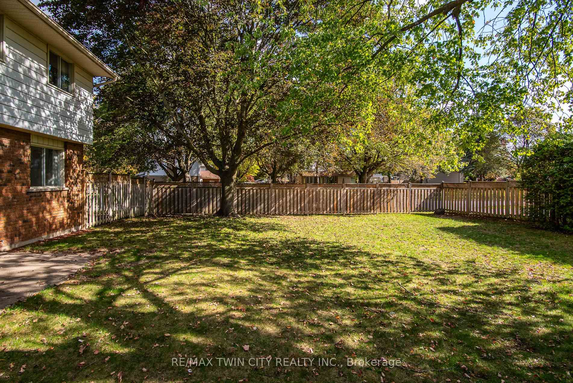 Photo 8 of 389 Dunvegan Drive, Waterloo — HOMEH