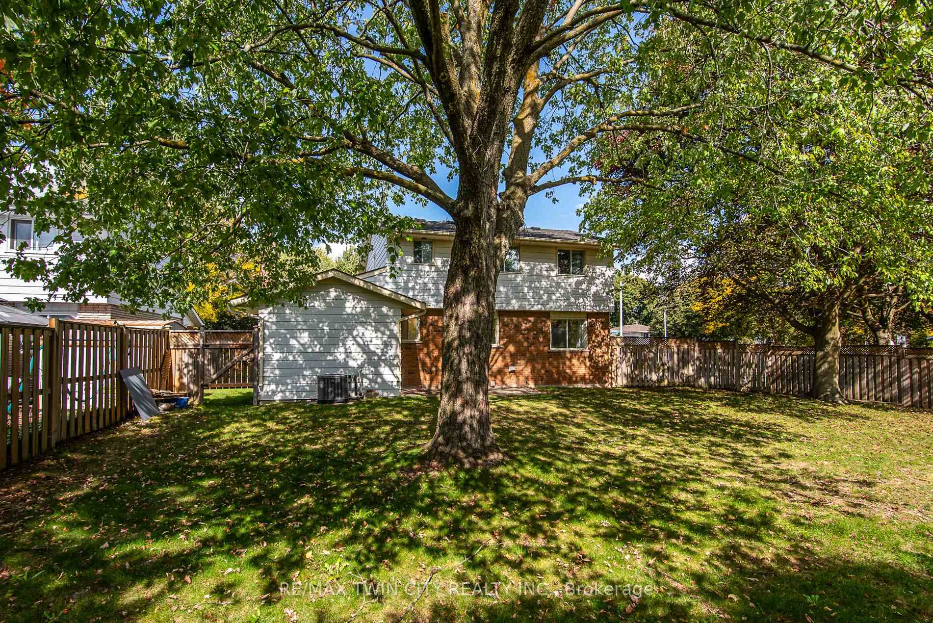 Photo 9 of 389 Dunvegan Drive, Waterloo — HOMEH