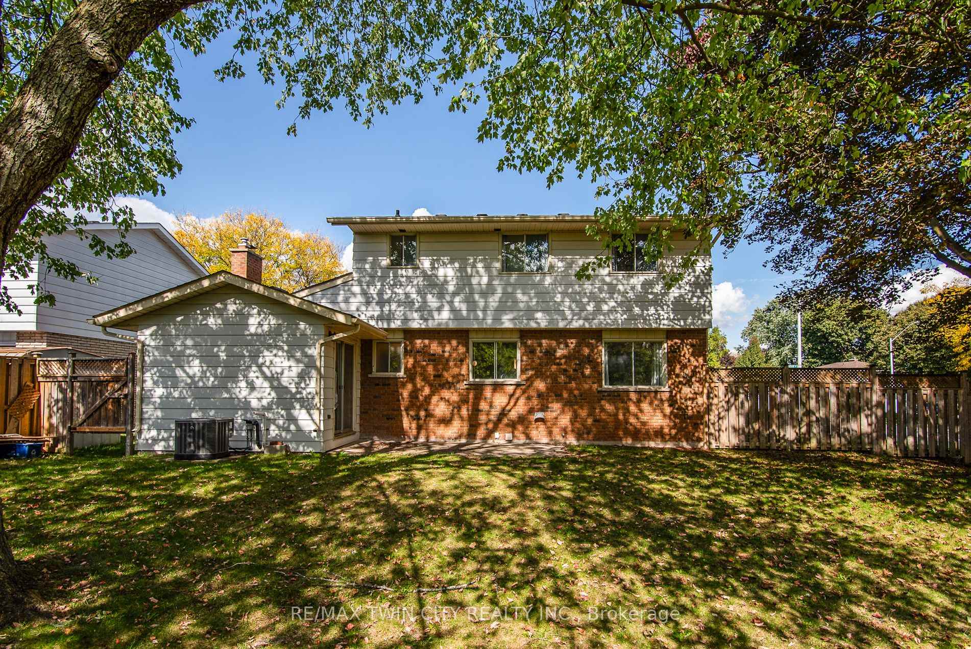 Photo 10 of 389 Dunvegan Drive, Waterloo — HOMEH