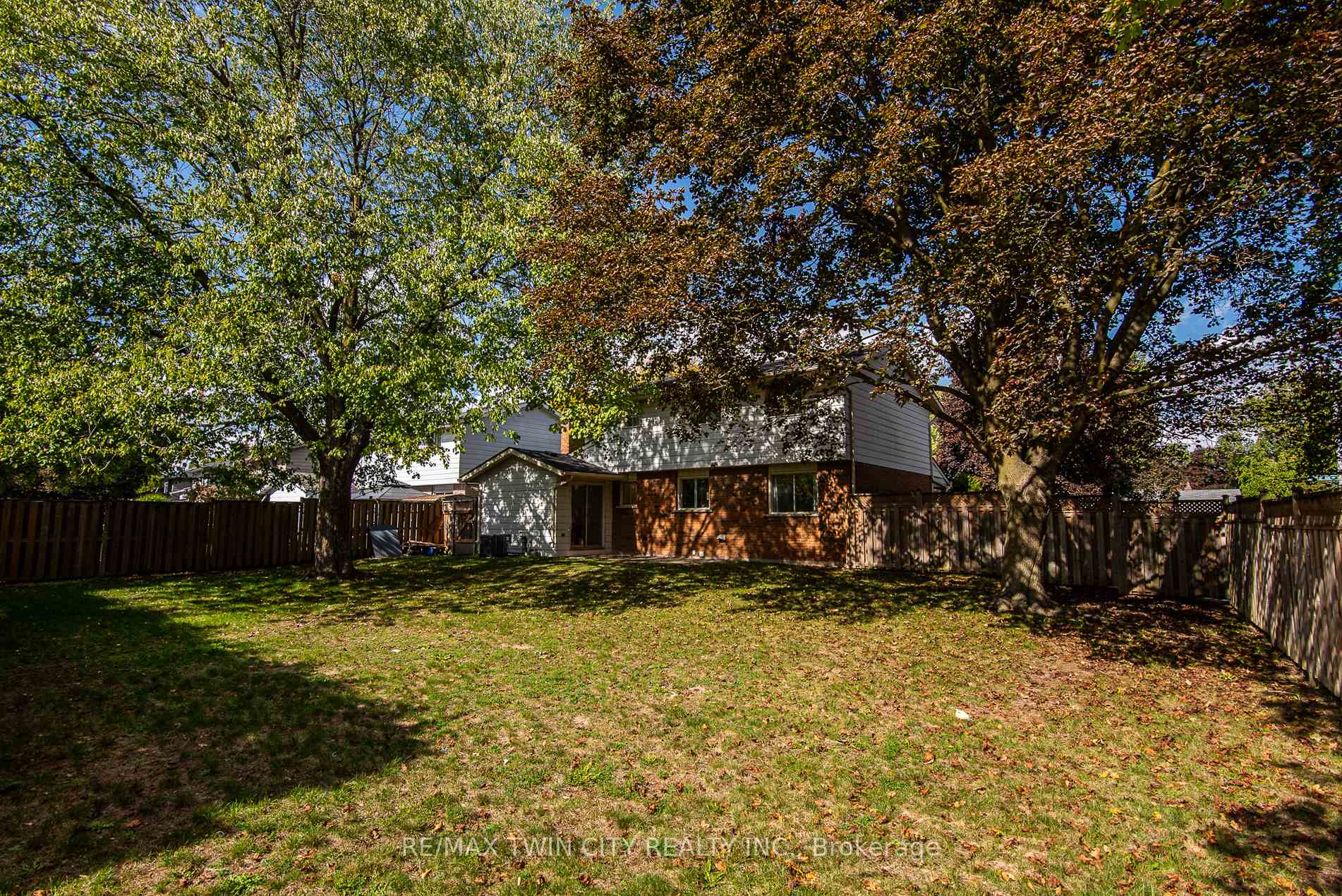 Photo 11 of 389 Dunvegan Drive, Waterloo — HOMEH