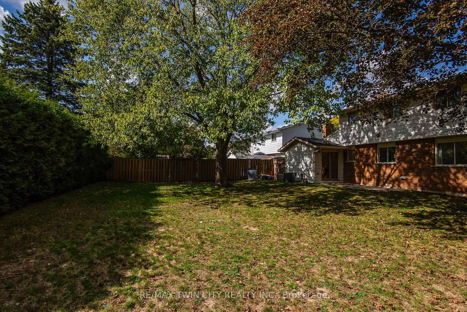 Photo 12 of 389 Dunvegan Drive, Waterloo — HOMEH