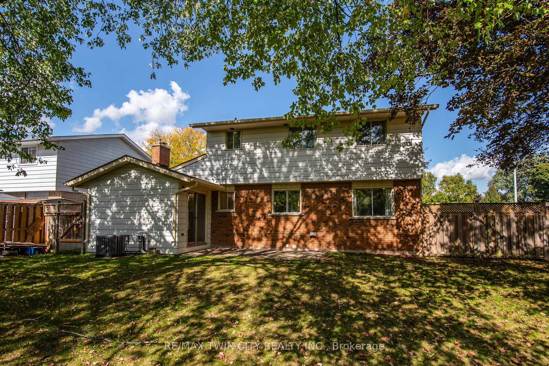 Photo 13 of 389 Dunvegan Drive, Waterloo — HOMEH