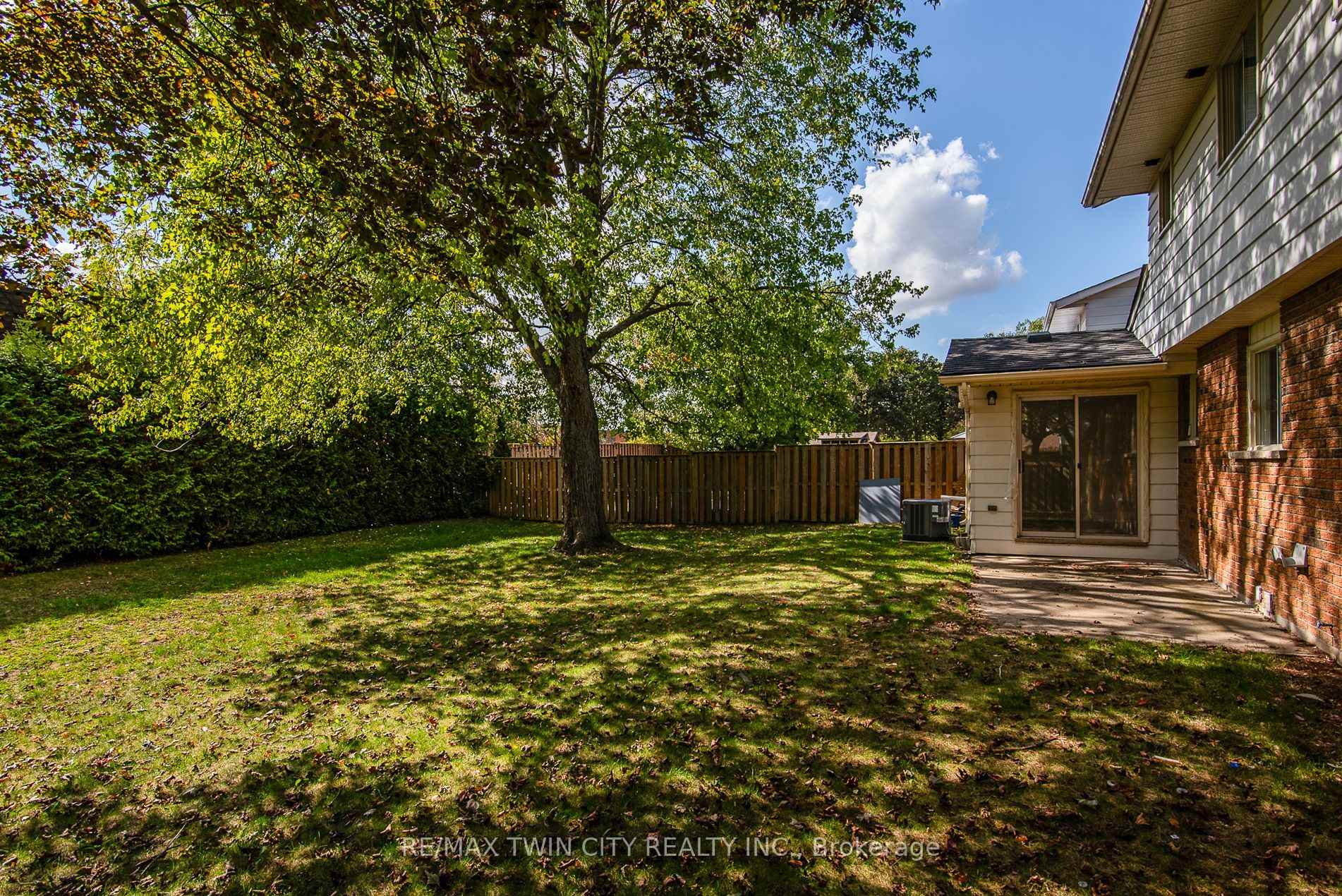 Photo 14 of 389 Dunvegan Drive, Waterloo — HOMEH