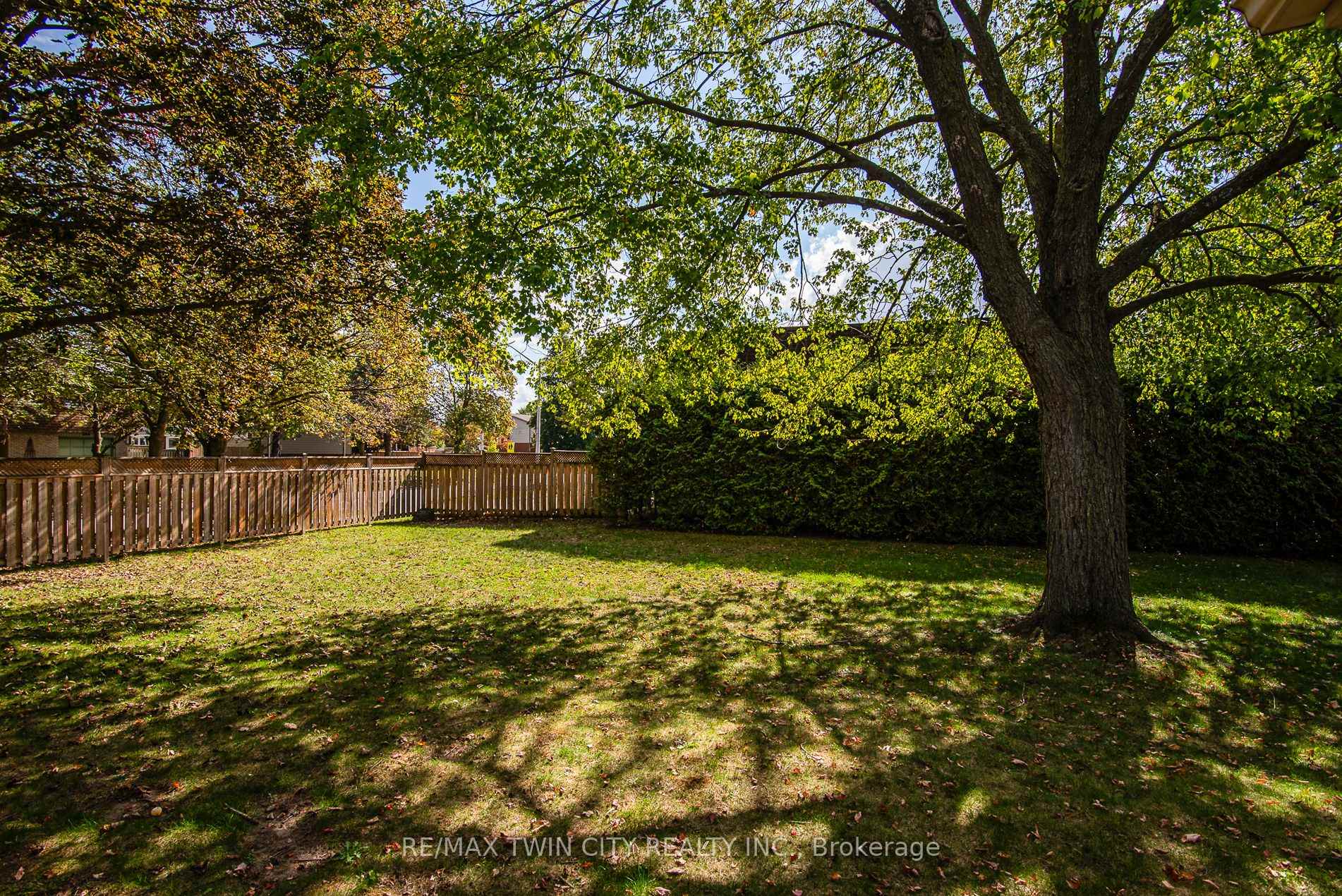 Photo 16 of 389 Dunvegan Drive, Waterloo — HOMEH