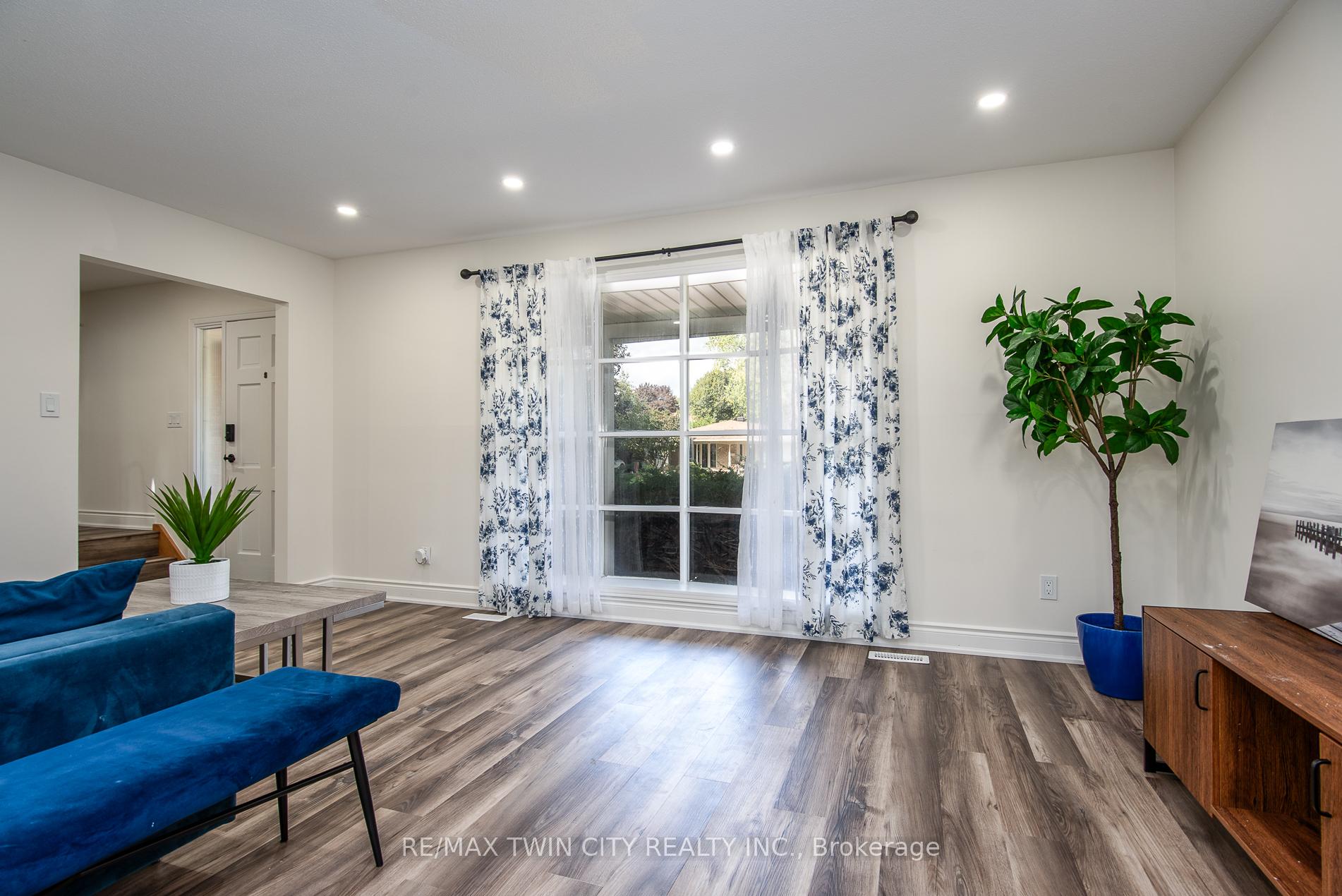 Photo 17 of 389 Dunvegan Drive, Waterloo — HOMEH