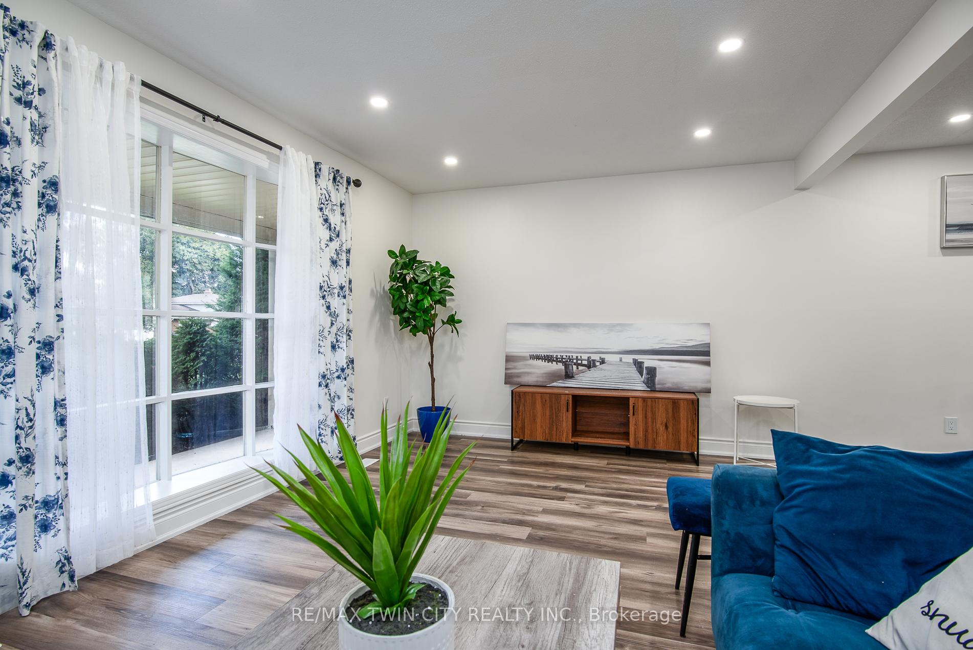 Photo 22 of 389 Dunvegan Drive, Waterloo — HOMEH