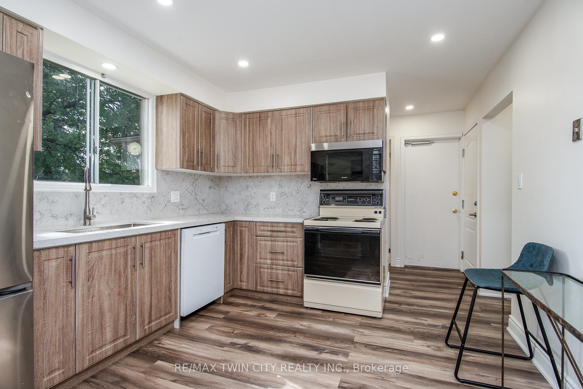 Photo 30 of 389 Dunvegan Drive, Waterloo — HOMEH