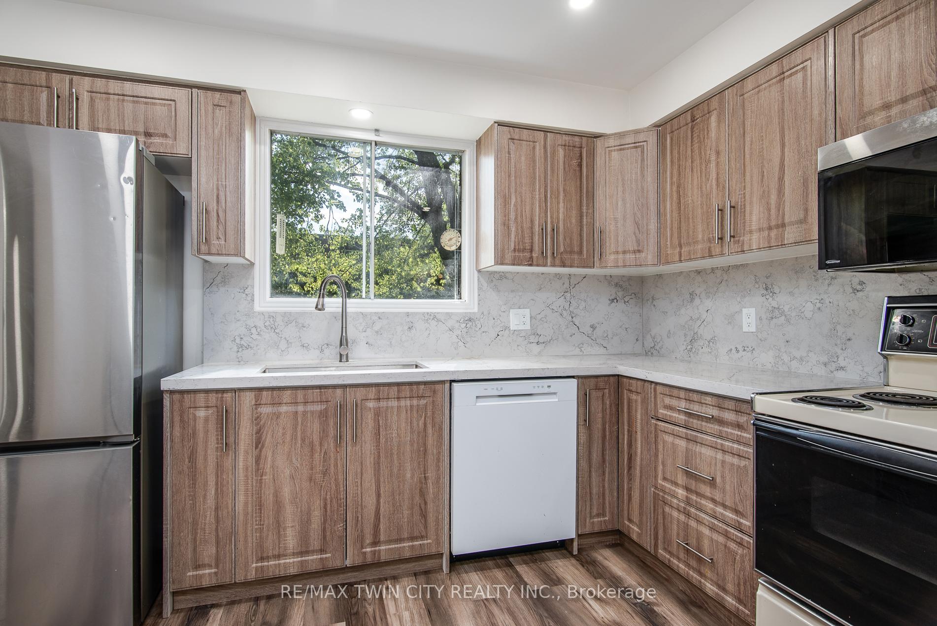 Photo 32 of 389 Dunvegan Drive, Waterloo — HOMEH