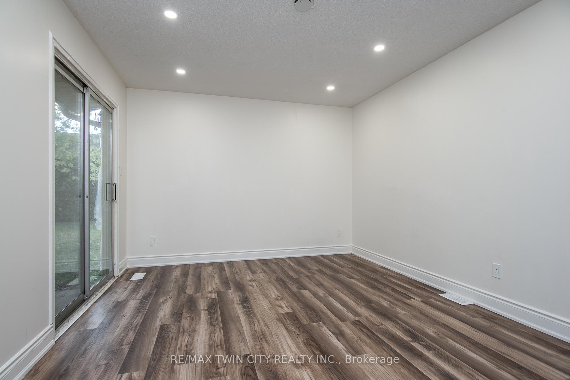 Photo 37 of 389 Dunvegan Drive, Waterloo — HOMEH