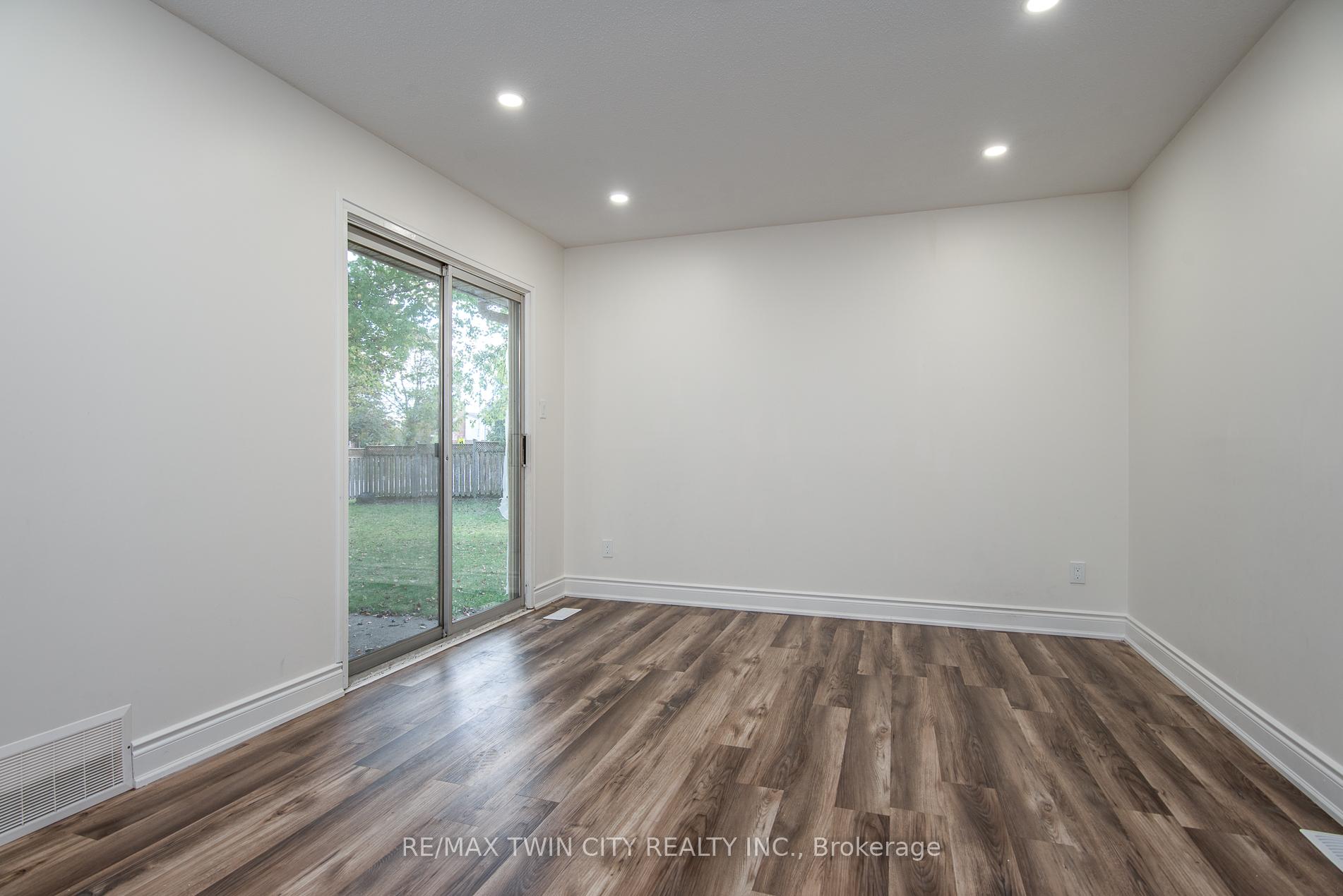Photo 38 of 389 Dunvegan Drive, Waterloo — HOMEH