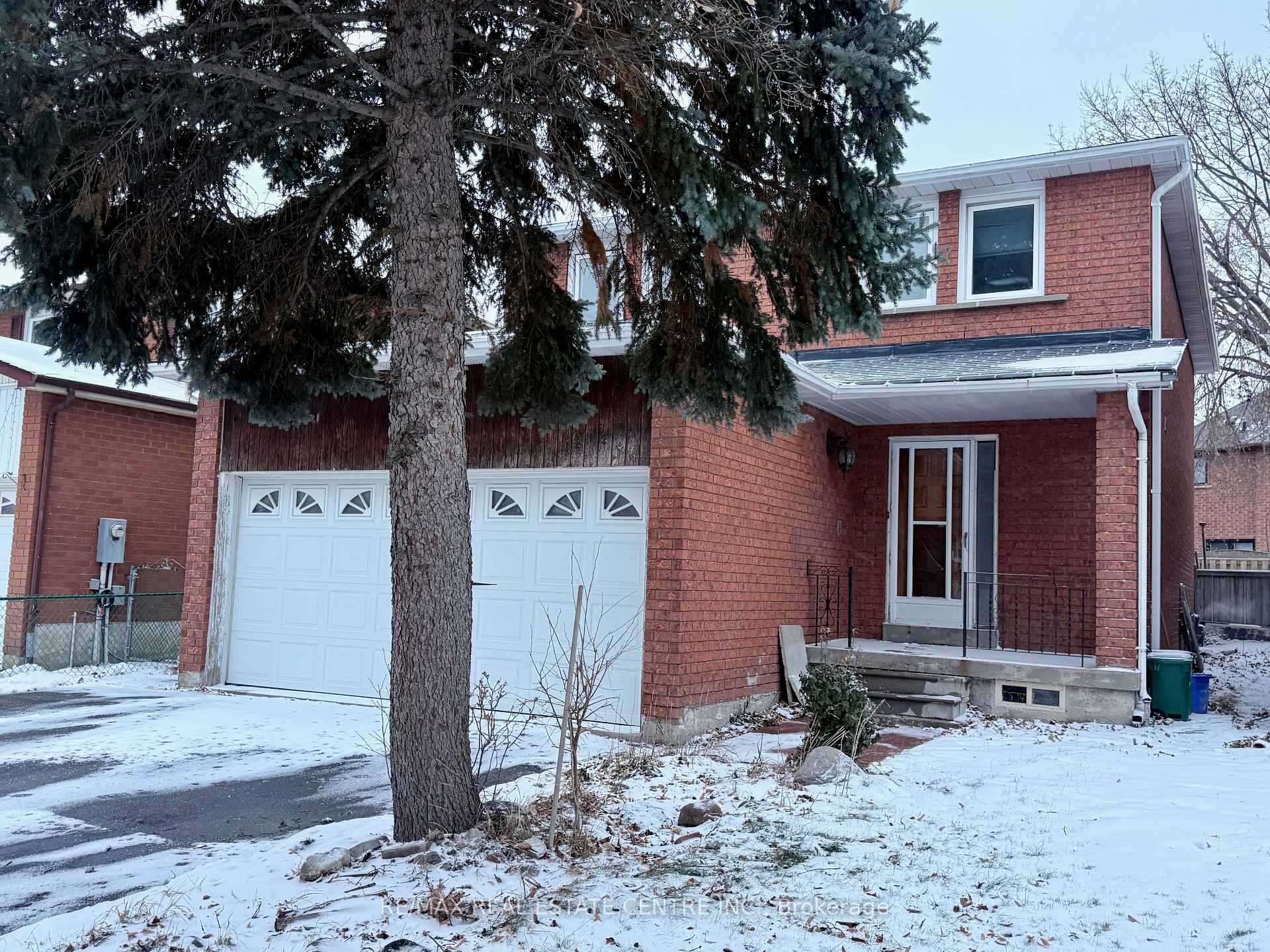 Photo 2 of 320 Brownridge Drive, Vaughan, Brownridge — HOMEH
