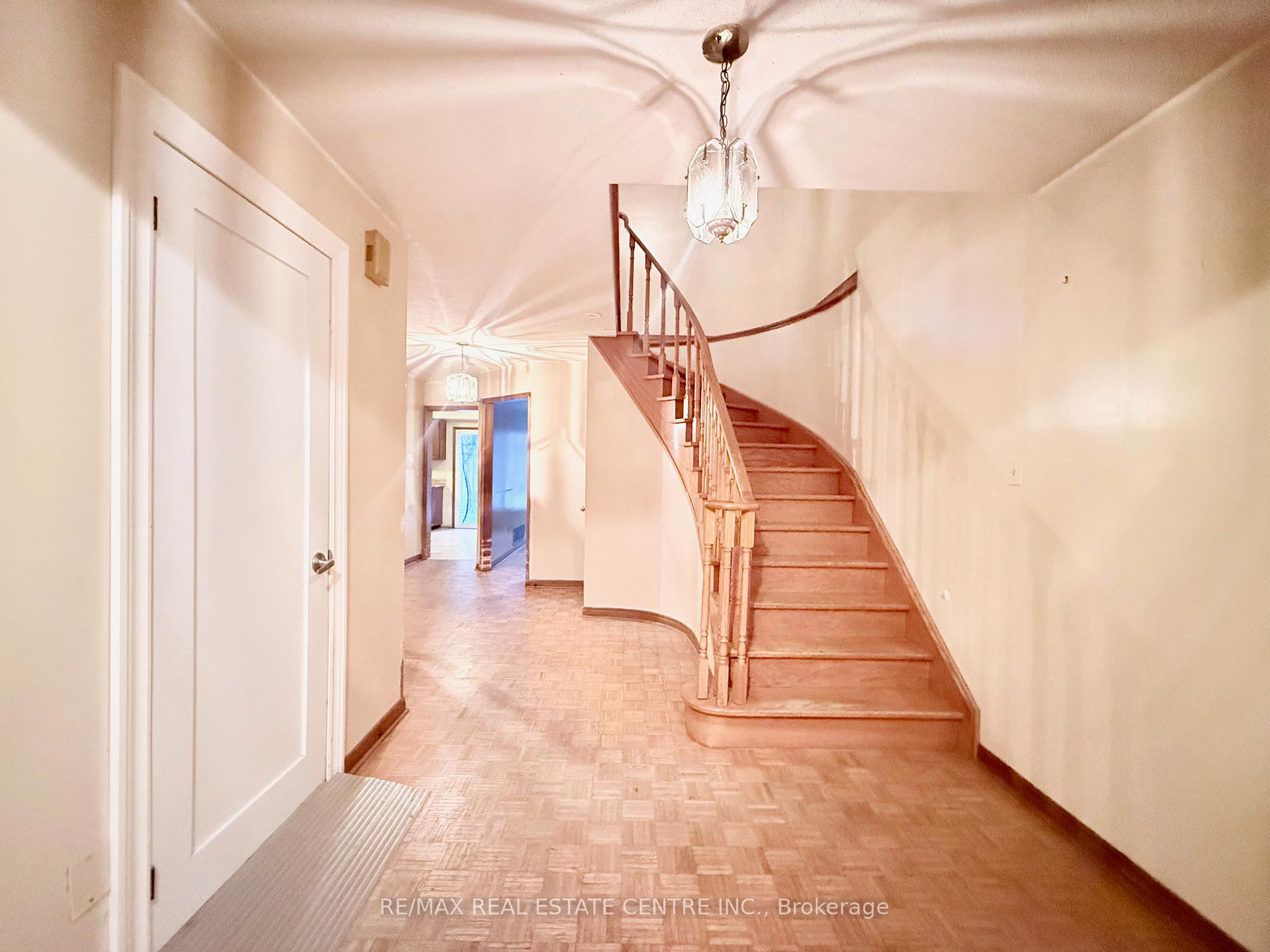 Photo 3 of 320 Brownridge Drive, Vaughan, Brownridge — HOMEH