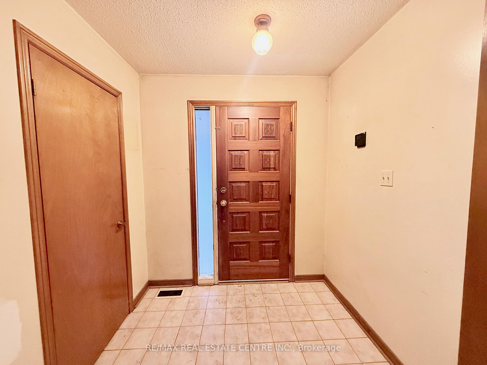 Photo 4 of 320 Brownridge Drive, Vaughan, Brownridge — HOMEH