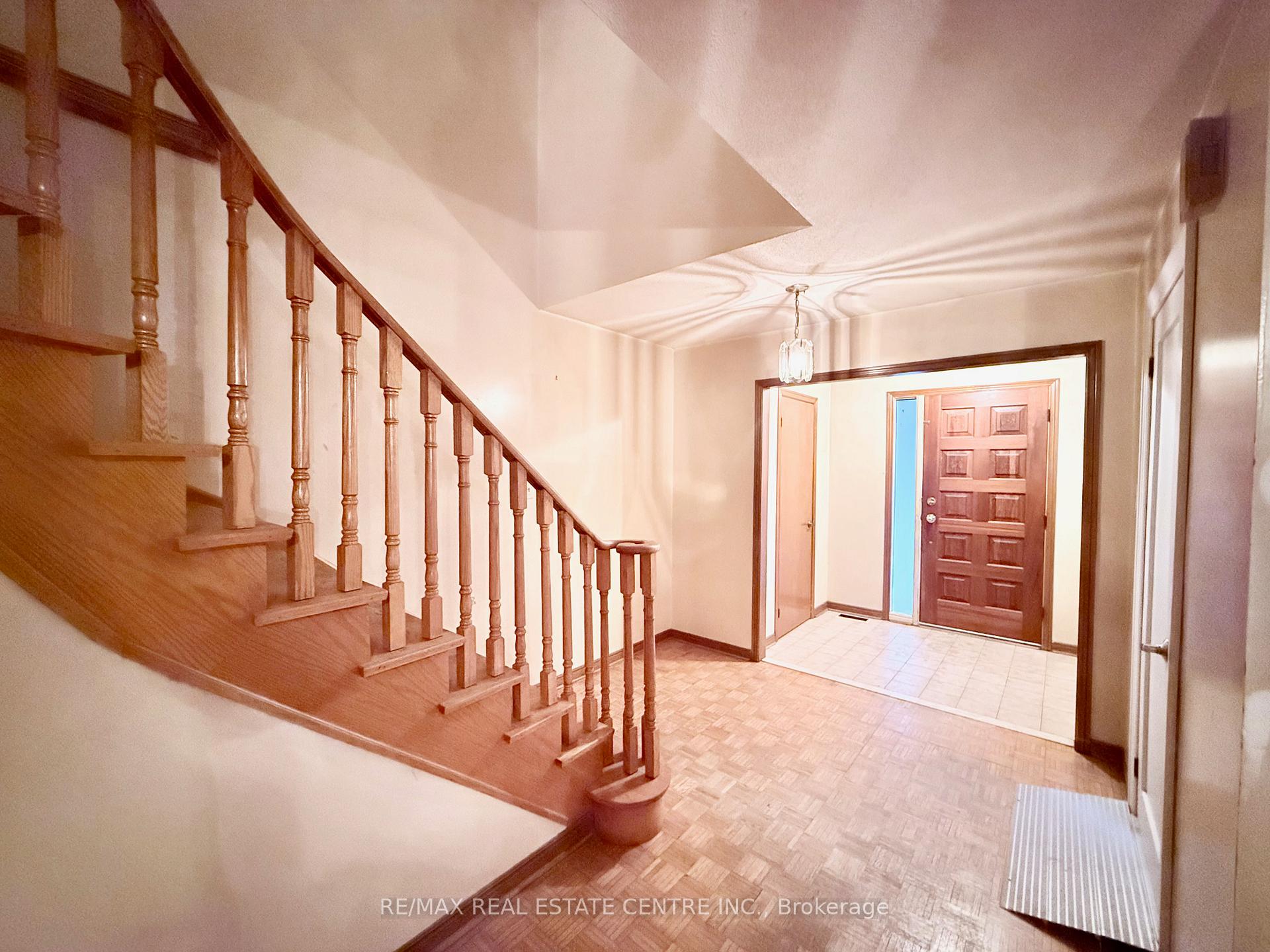 Photo 5 of 320 Brownridge Drive, Vaughan, Brownridge — HOMEH