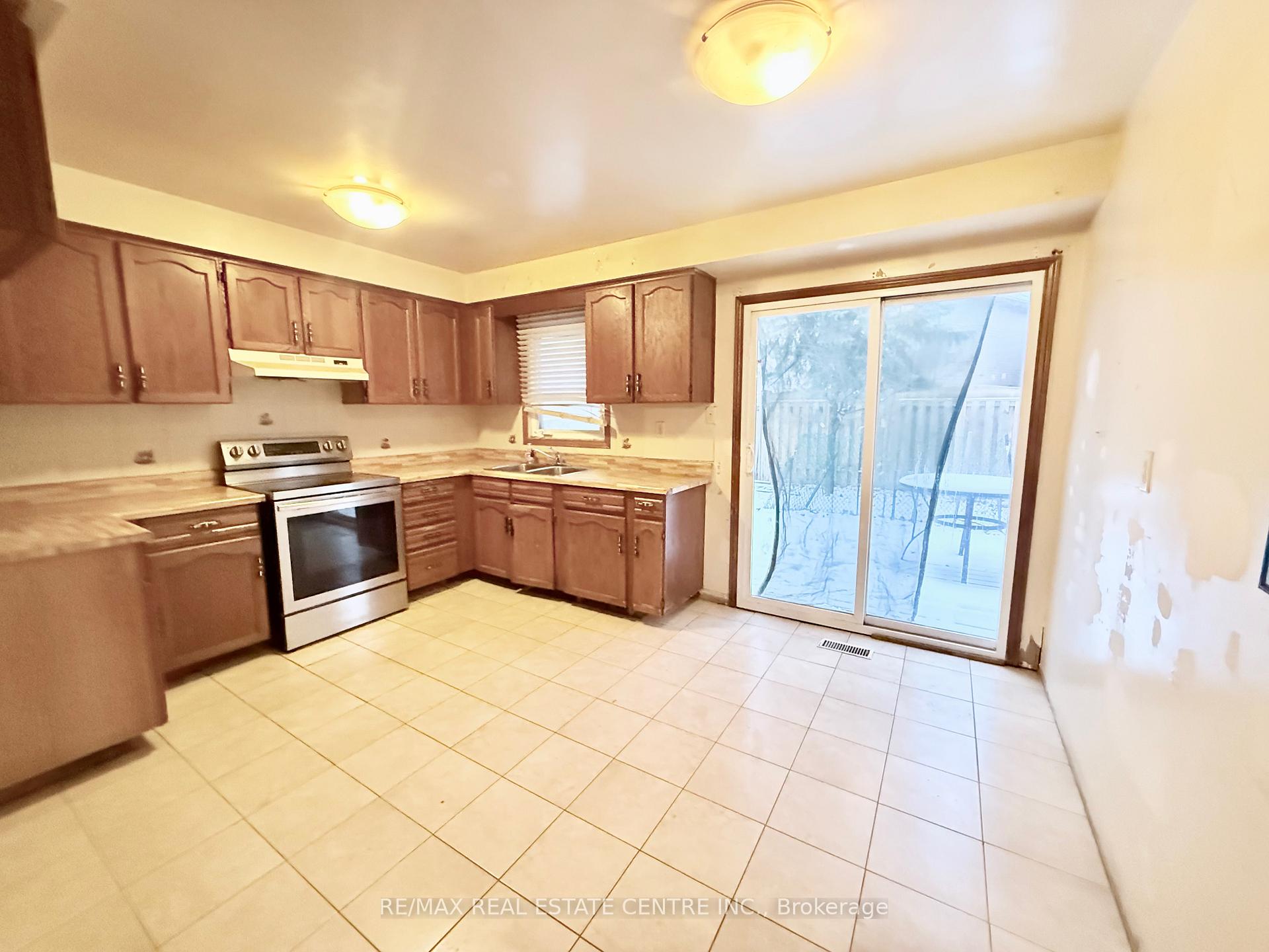 Photo 6 of 320 Brownridge Drive, Vaughan, Brownridge — HOMEH
