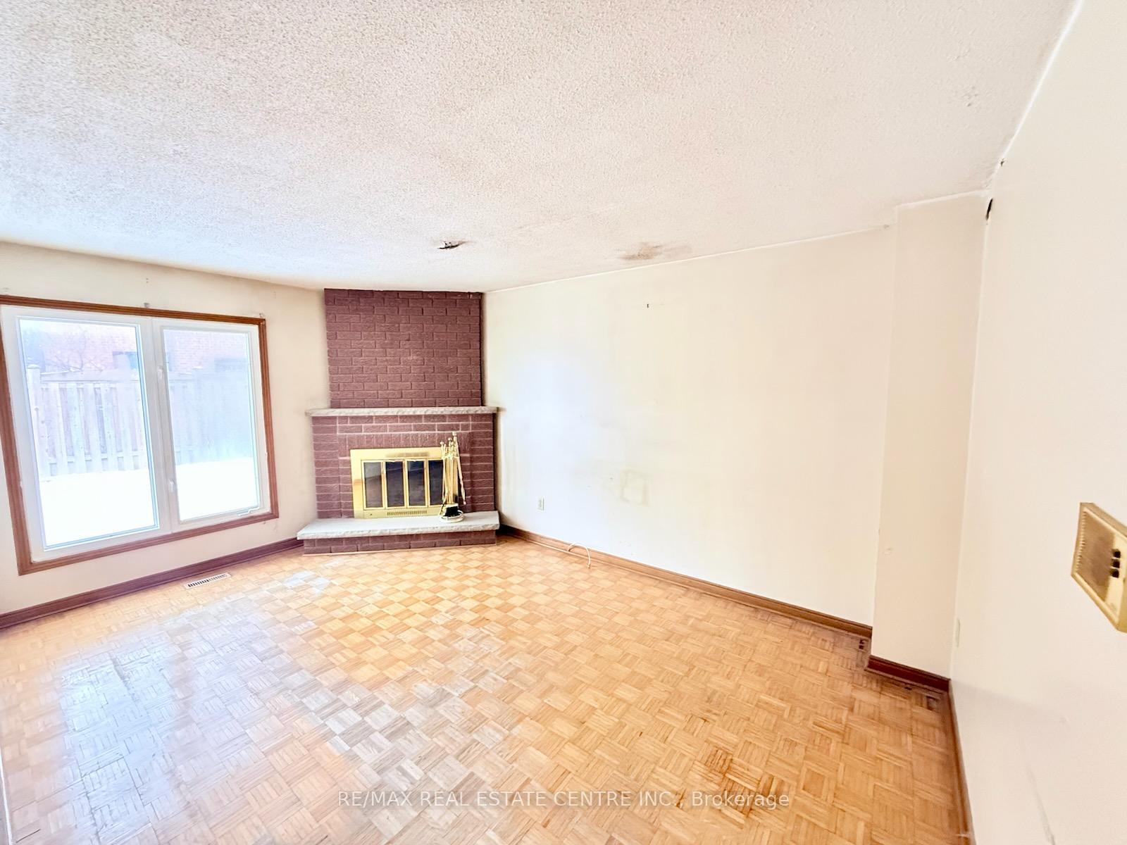 Photo 7 of 320 Brownridge Drive, Vaughan, Brownridge — HOMEH