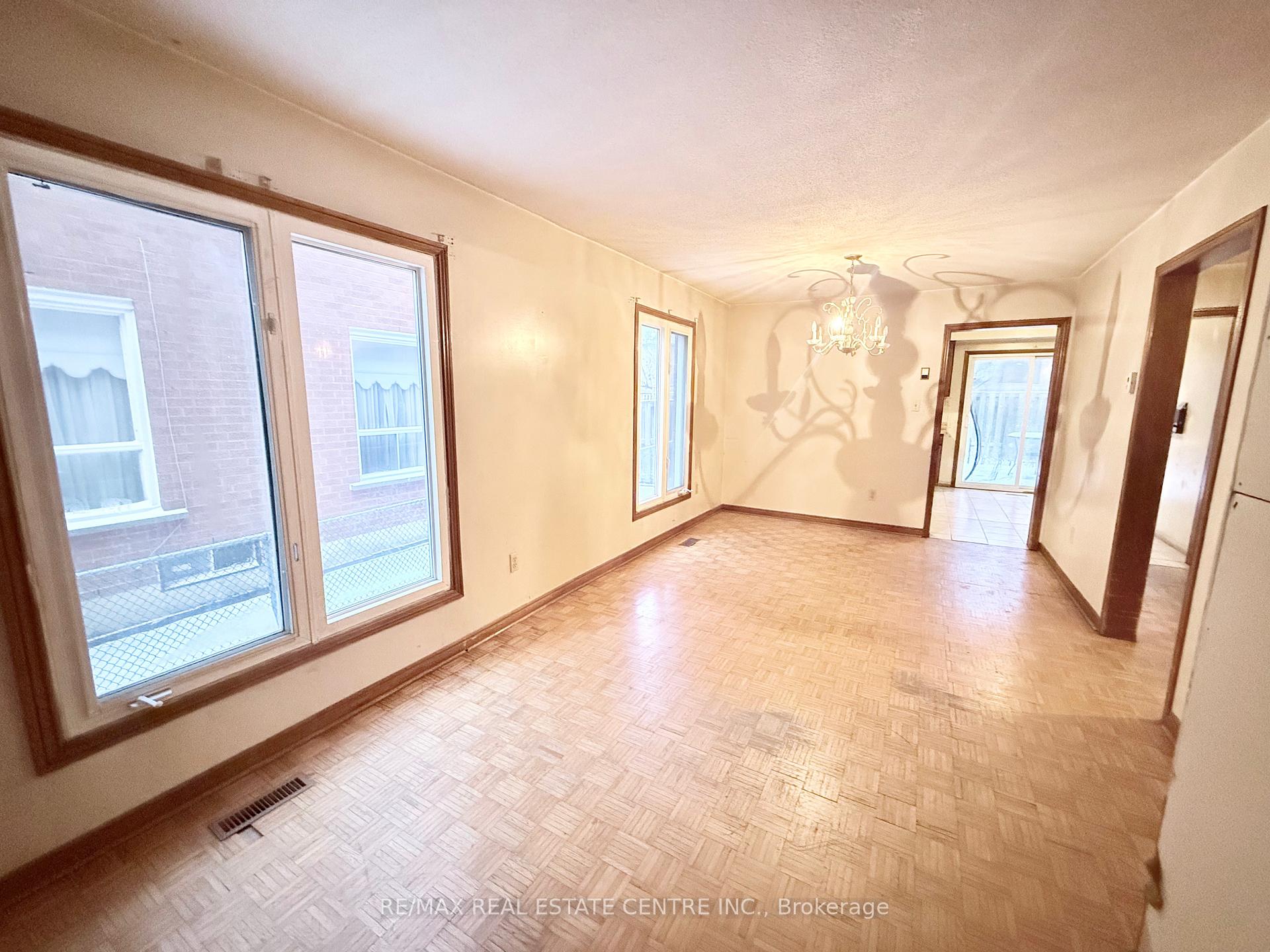 Photo 8 of 320 Brownridge Drive, Vaughan, Brownridge — HOMEH