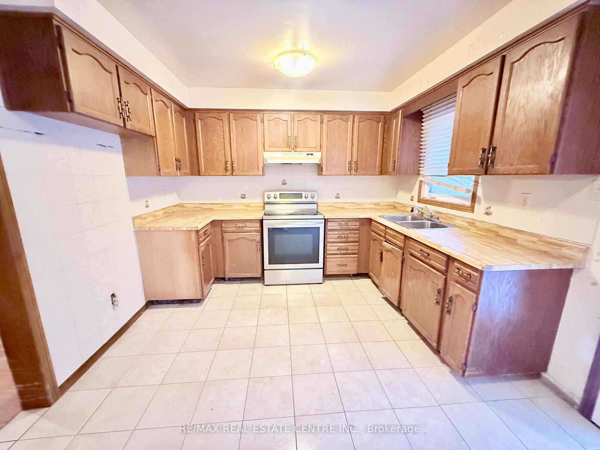 Photo 9 of 320 Brownridge Drive, Vaughan, Brownridge — HOMEH