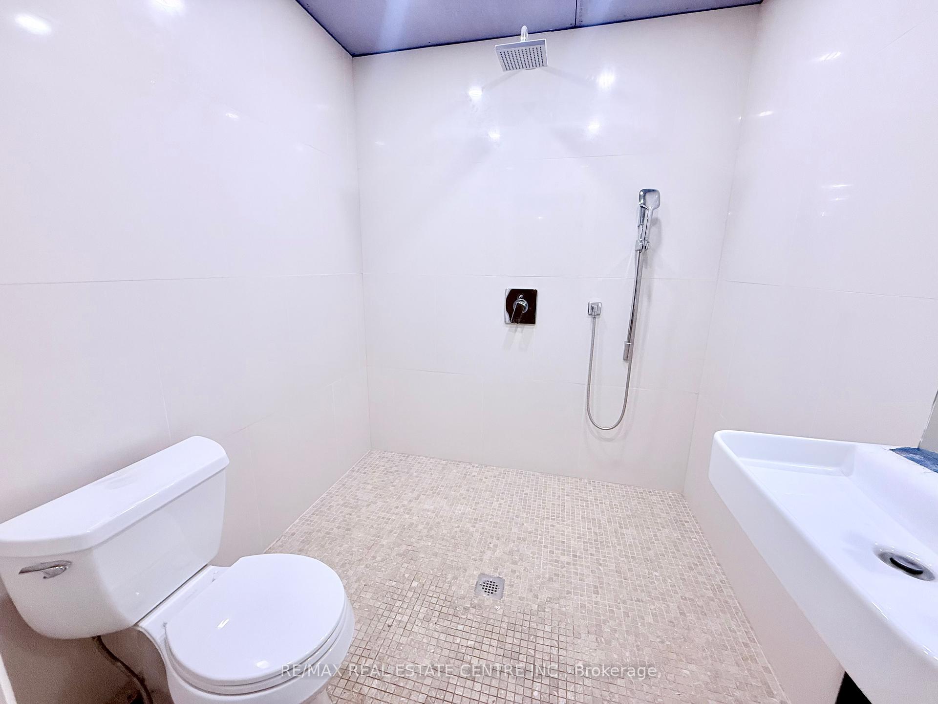 Photo 10 of 320 Brownridge Drive, Vaughan, Brownridge — HOMEH