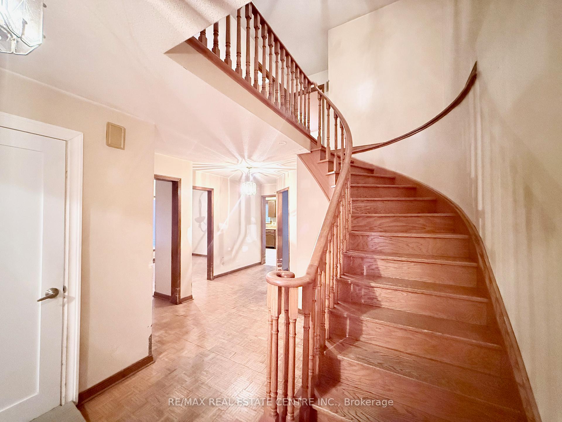 Photo 12 of 320 Brownridge Drive, Vaughan, Brownridge — HOMEH