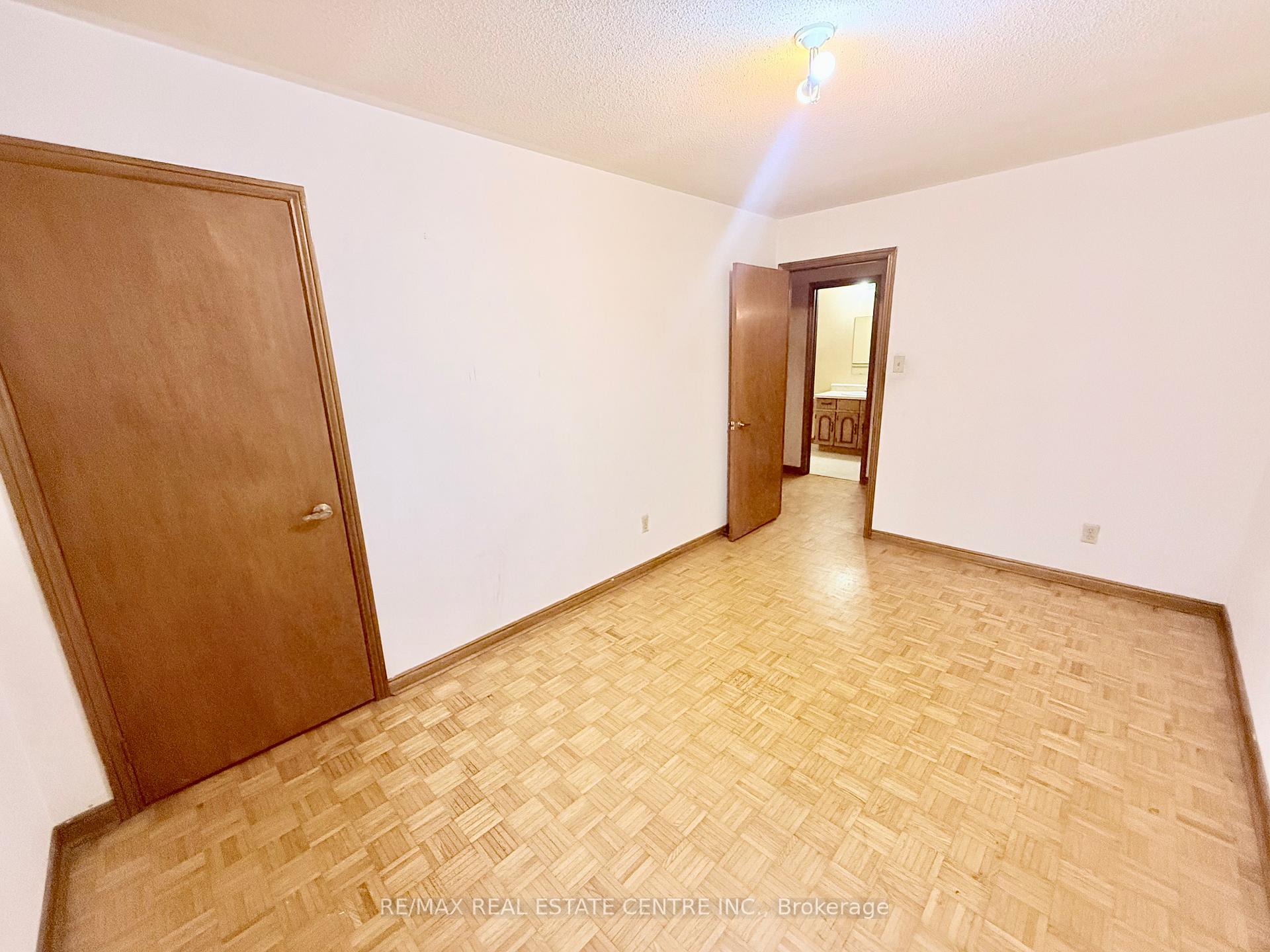 Photo 17 of 320 Brownridge Drive, Vaughan, Brownridge — HOMEH