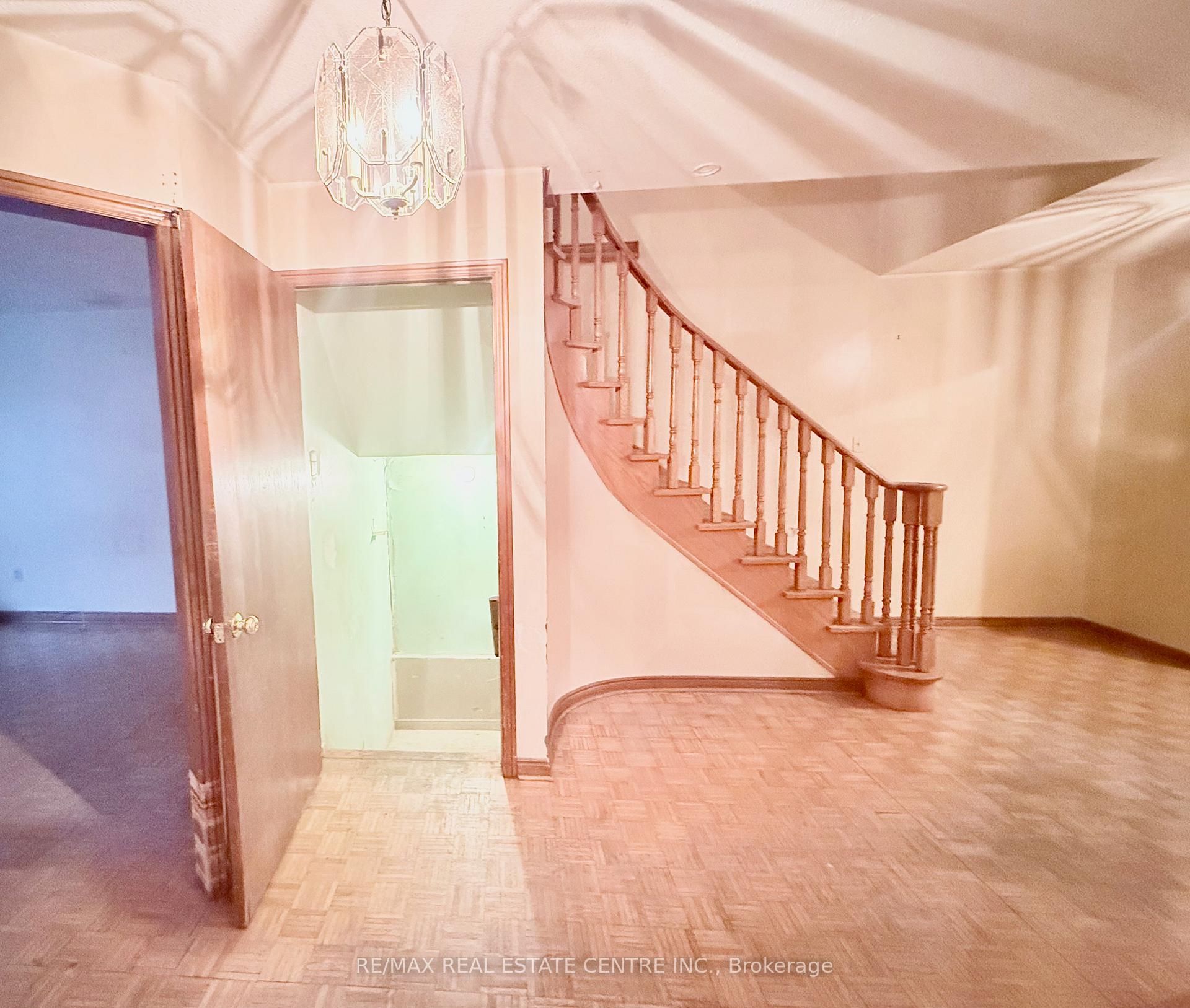Photo 22 of 320 Brownridge Drive, Vaughan, Brownridge — HOMEH