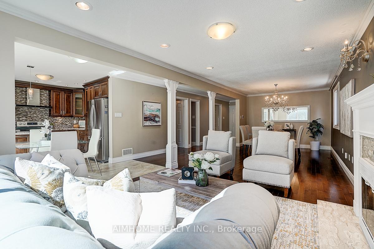 Photo 9 of 205 Pinewood Drive, Vaughan, Crestwood-Springfarm-Yorkhill — HOMEH