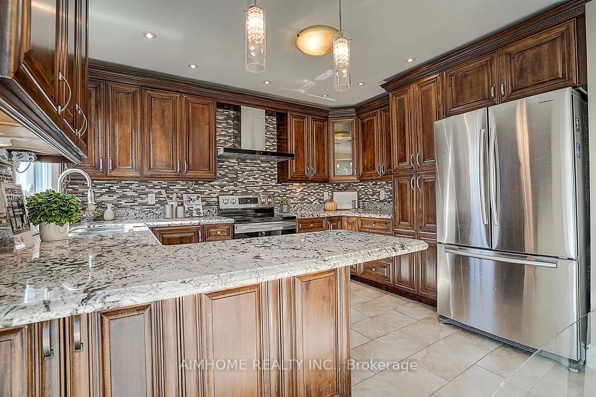 Photo 11 of 205 Pinewood Drive, Vaughan, Crestwood-Springfarm-Yorkhill — HOMEH
