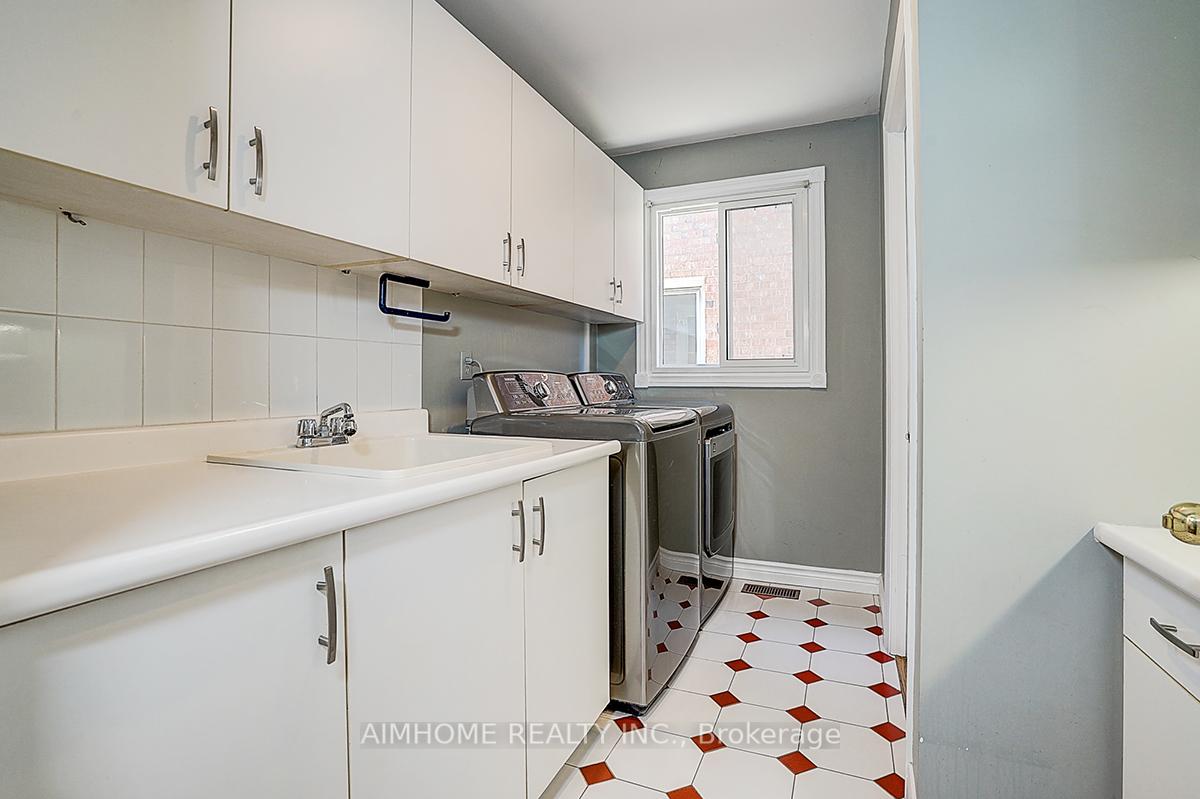 Photo 14 of 205 Pinewood Drive, Vaughan, Crestwood-Springfarm-Yorkhill — HOMEH