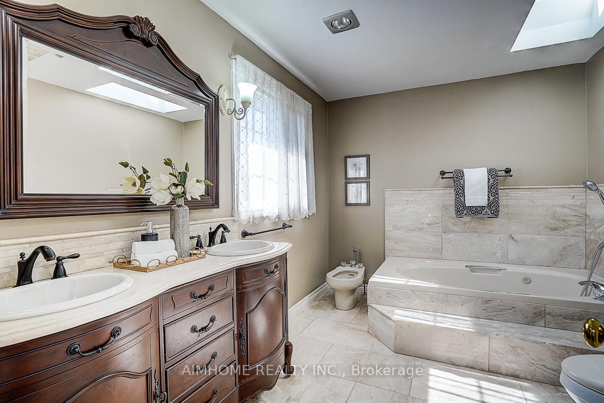 Photo 20 of 205 Pinewood Drive, Vaughan, Crestwood-Springfarm-Yorkhill — HOMEH