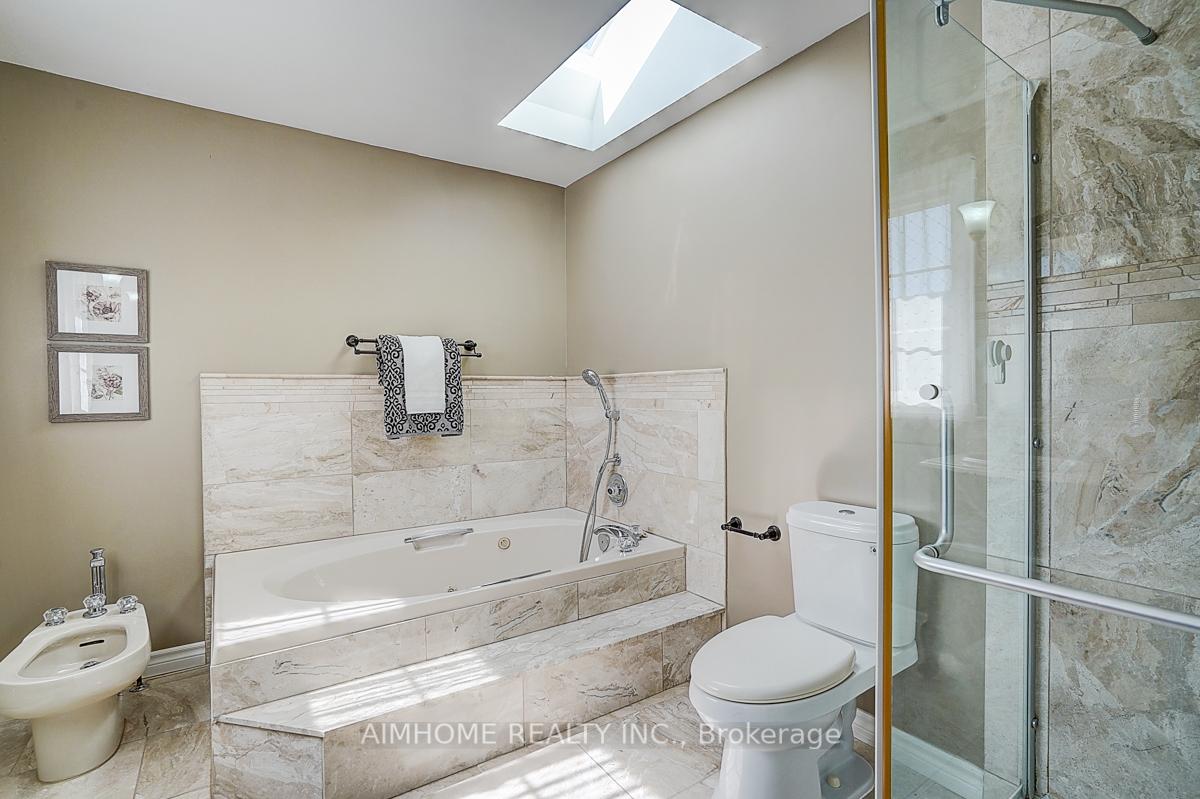 Photo 21 of 205 Pinewood Drive, Vaughan, Crestwood-Springfarm-Yorkhill — HOMEH