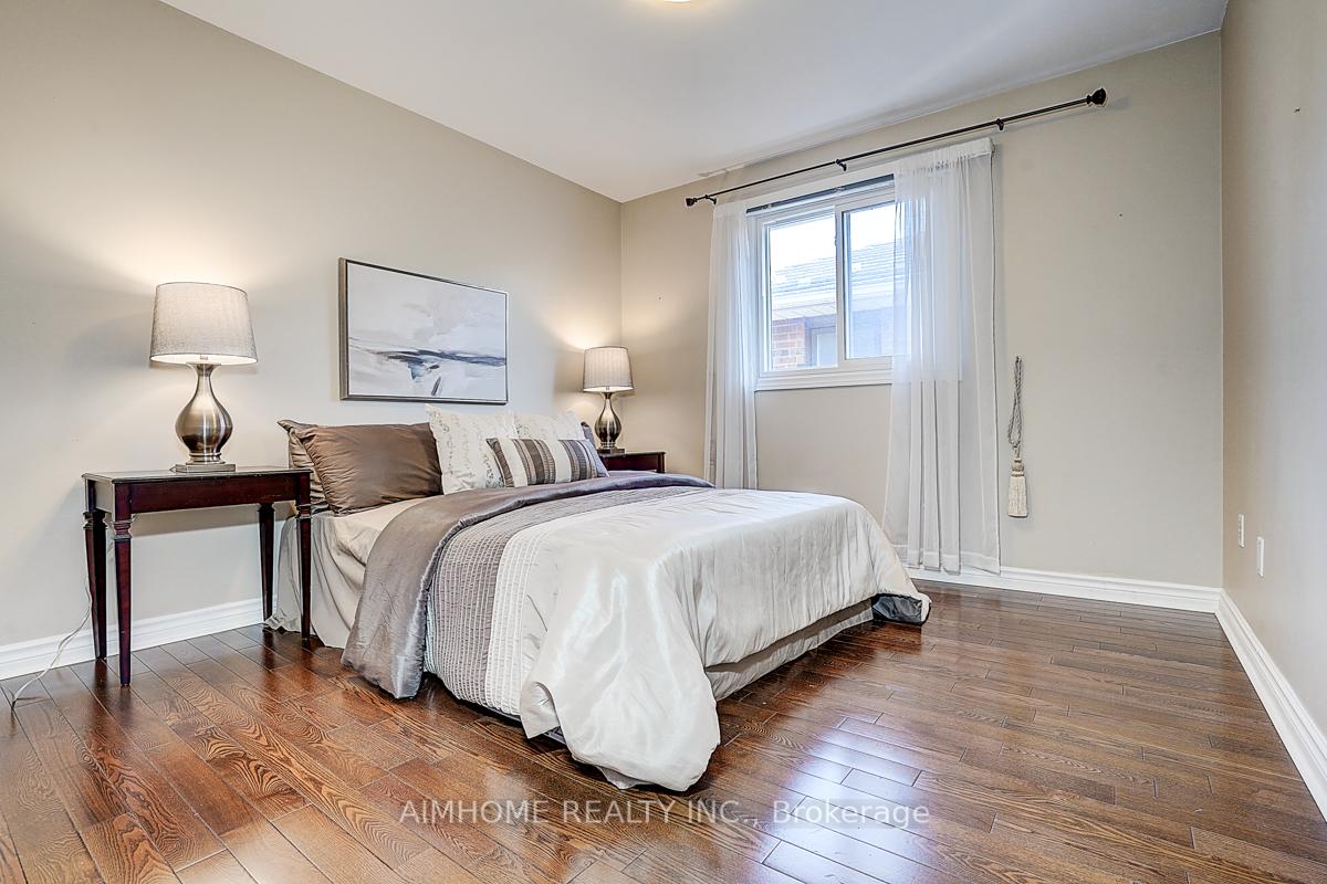 Photo 24 of 205 Pinewood Drive, Vaughan, Crestwood-Springfarm-Yorkhill — HOMEH