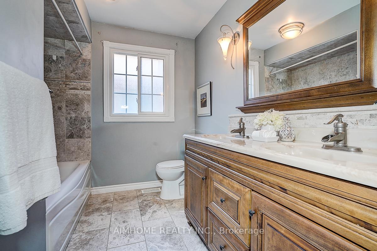 Photo 26 of 205 Pinewood Drive, Vaughan, Crestwood-Springfarm-Yorkhill — HOMEH