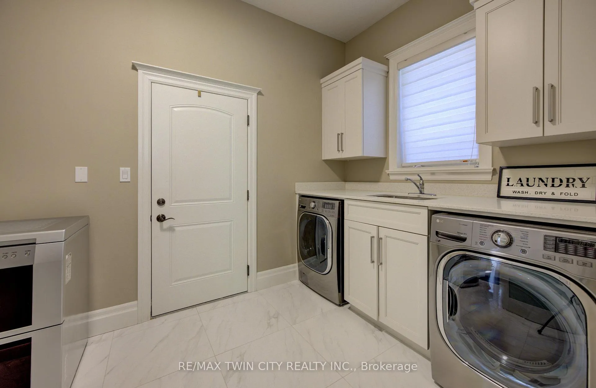 Photo 19 of 705 Meadowsweet Avenue, Waterloo — HOMEH