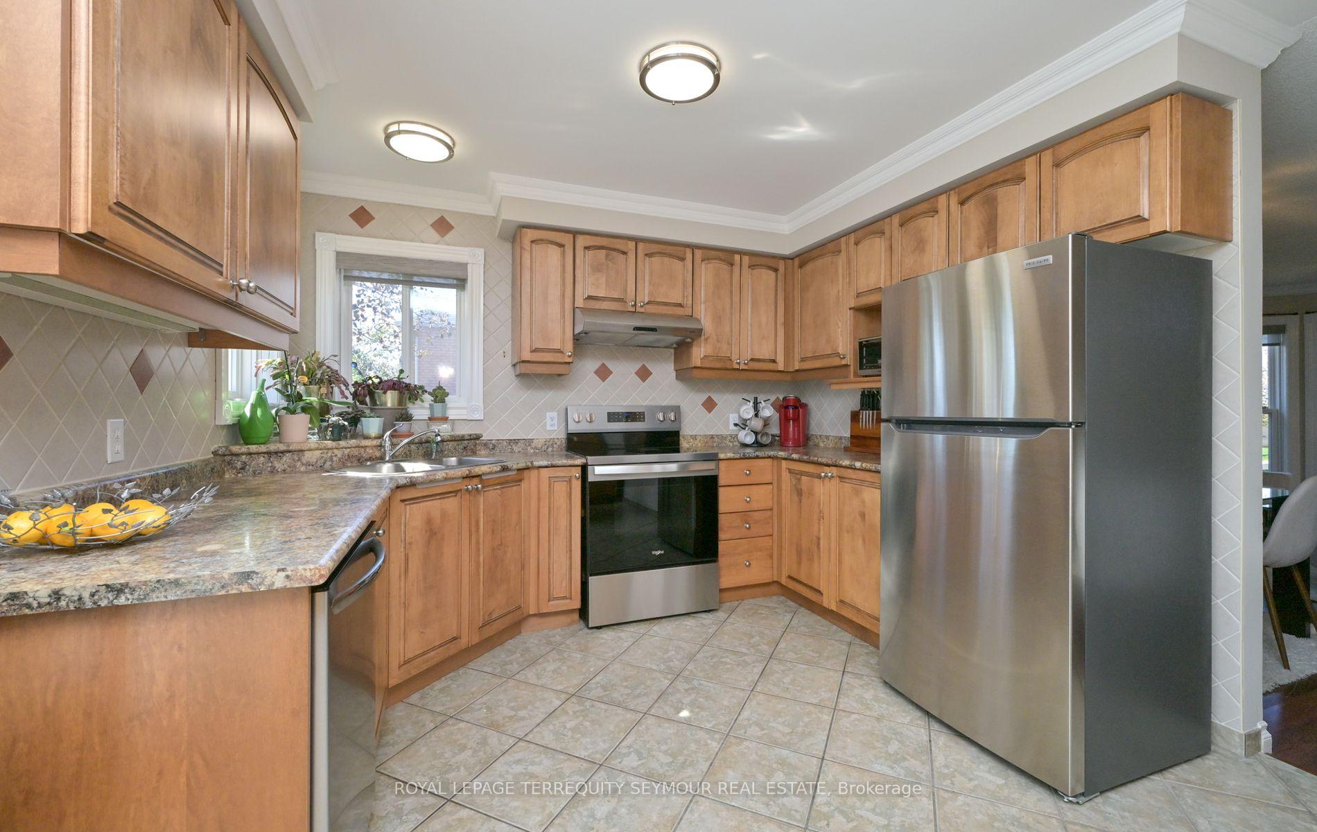 Photo 6 of 190 Wessenger Drive, Barrie, Holly — HOMEH