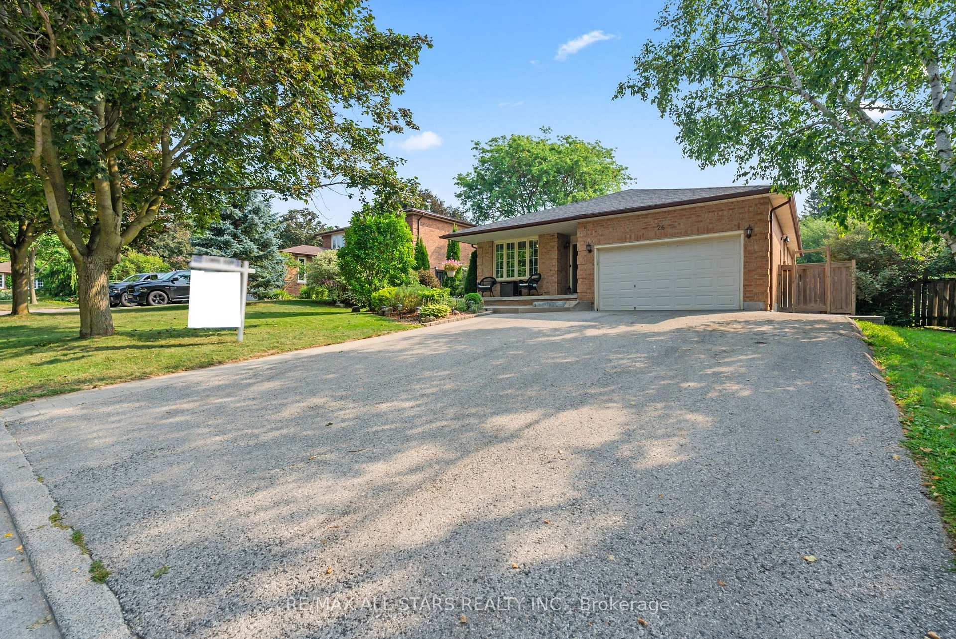 Photo 2 of 26 Munro Crescent, Uxbridge — HOMEH